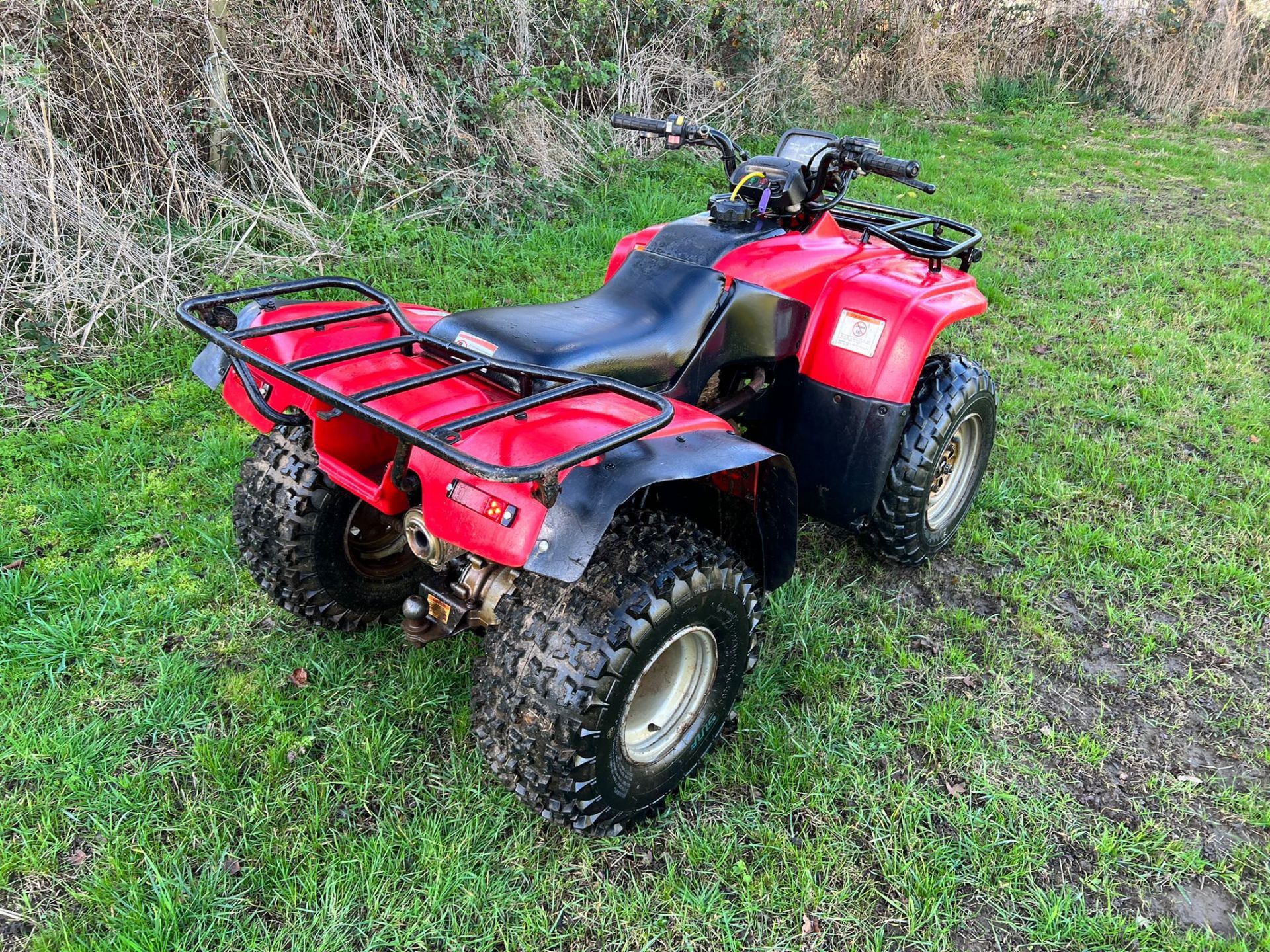 HONDA TRX250 FARM QUAD BIKE, RUNS AND DRIVES, SHOWING A LOW 171 HOURS *PLUS VAT* - Image 4 of 9