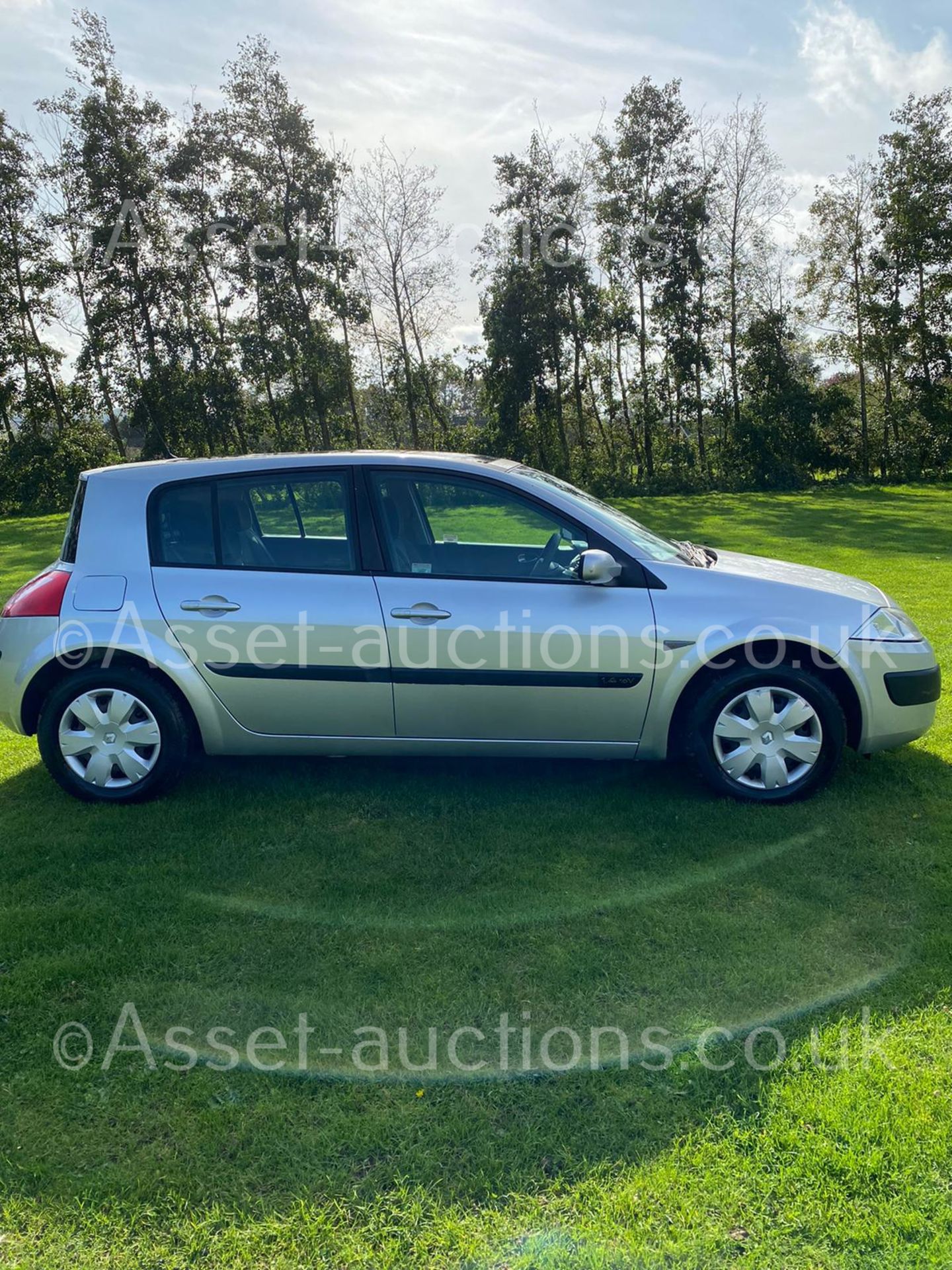 2005/05 REG RENAULT MEGANE SL OASIS 16V 1.4 PETROL SILVER 5DR HATCHBACK *NO VAT* - Image 11 of 52