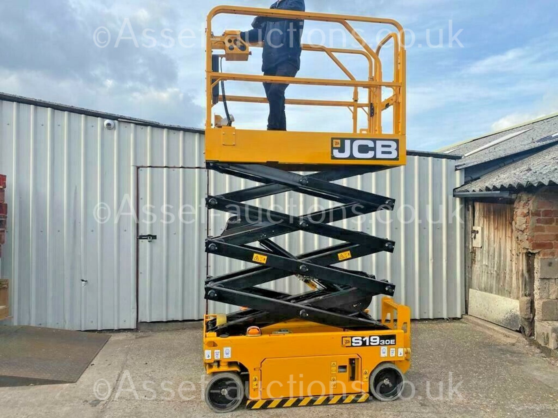 SCISSOR LIFT JCB S1930E ELECTRIC, PLATFORM HEIGHT 5.8m/ 19ft, ONLY 98.4 HOURS, YEAR 2018 *PLUS VAT* - Image 5 of 14
