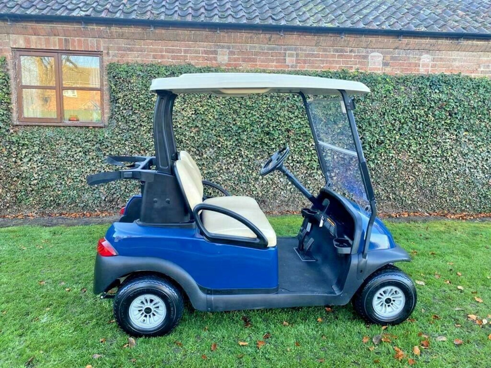 GOLF BUGGY CLUB CAR 2 SEATER, YEAR 2016, EXCELLENT CONDITION, ON BOARD CHARGER *PLUS VAT* - Image 5 of 7