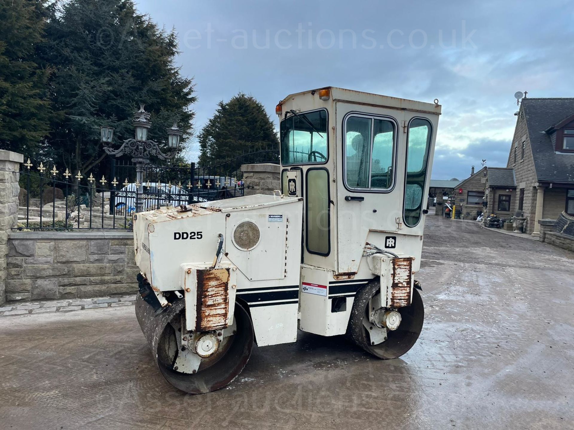 INGERSOLL RAND DD25 TWIN DRUM ROLLER, RUNS DRIVES AND VIBRATES, CABBED *PLUS VAT* - Image 4 of 16