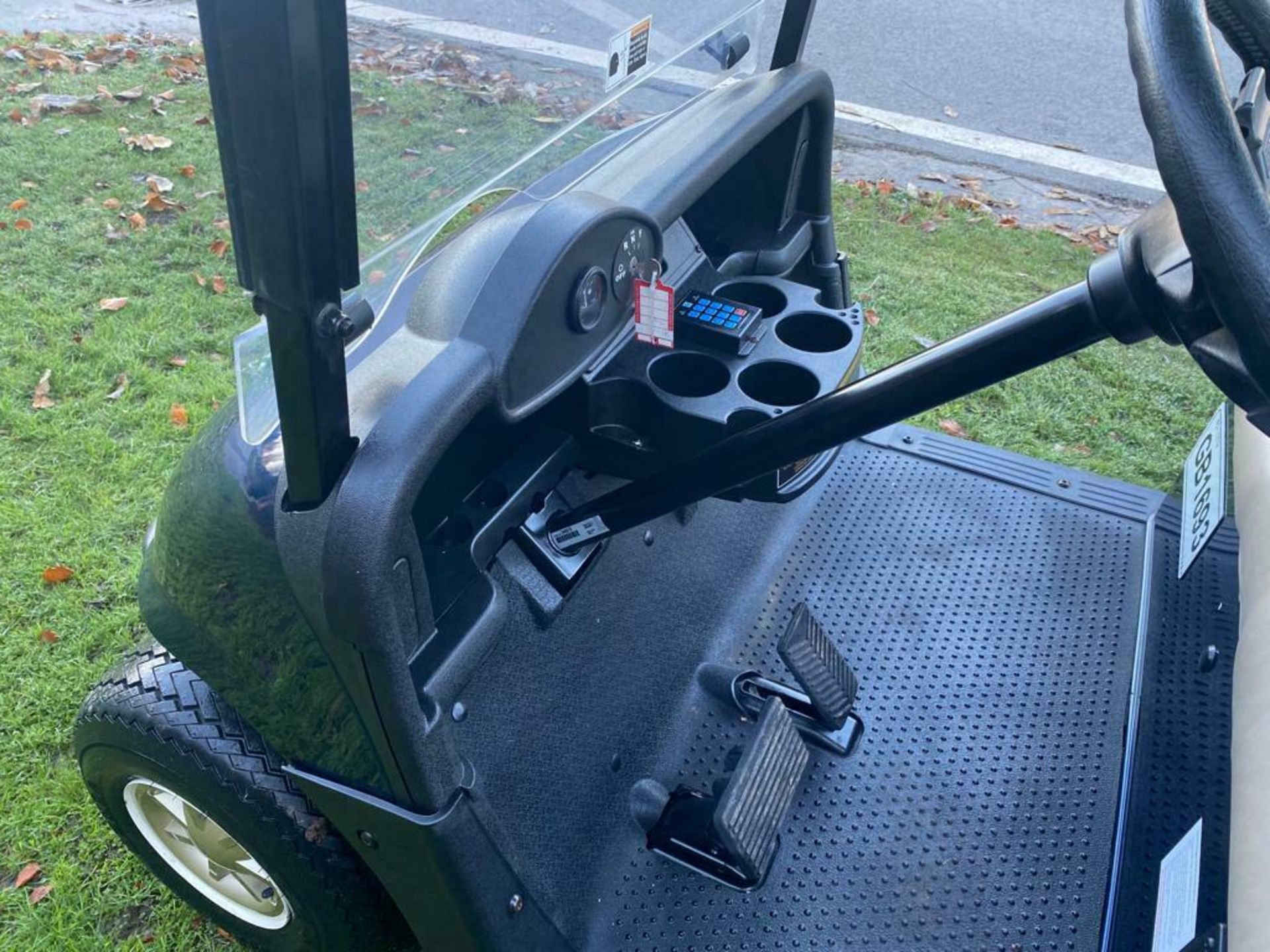GOLF BUGGY EZGO 2 SEATER, YEAR 2017, EXCELLENT CONDITION, ON BOARD CHARGER *PLUS VAT* - Image 6 of 9