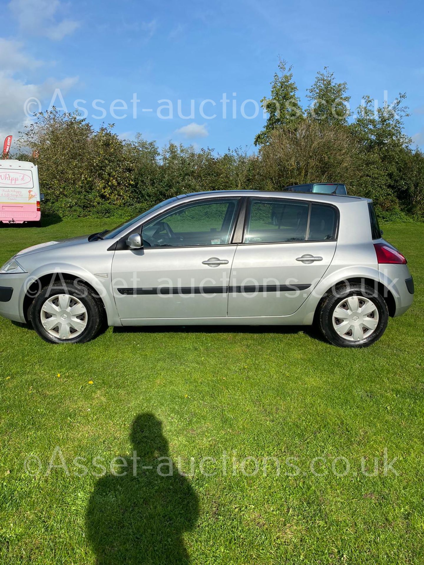 2005/05 REG RENAULT MEGANE SL OASIS 16V 1.4 PETROL SILVER 5DR HATCHBACK *NO VAT* - Image 7 of 52