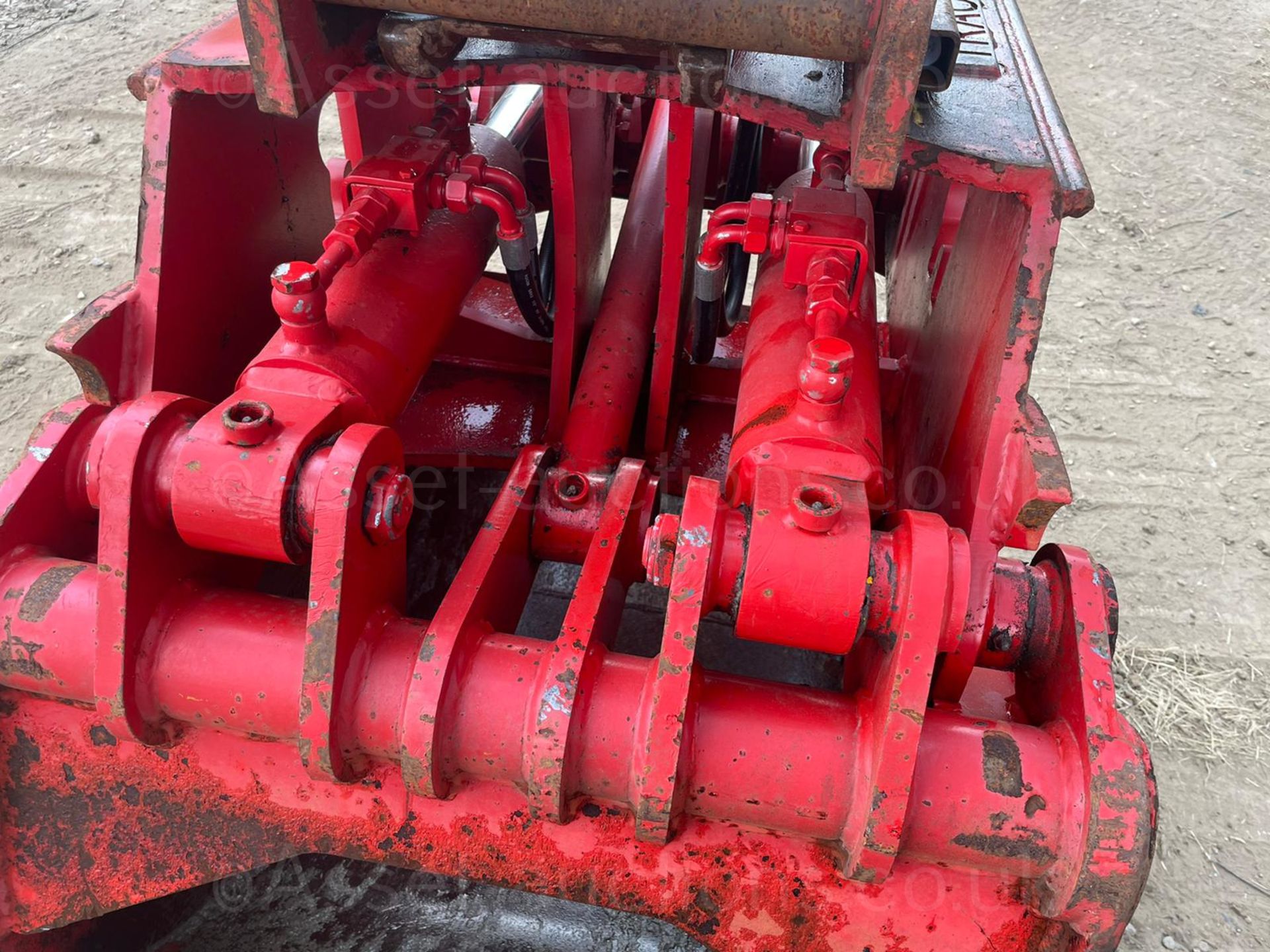 HYDRAULIC RED SHELL GRAB, SUITABLE FOR A LARGE EXCAVATOR, HYDRAULIC DRIVEN, 65mm PINS *PLUS VAT* - Image 12 of 16
