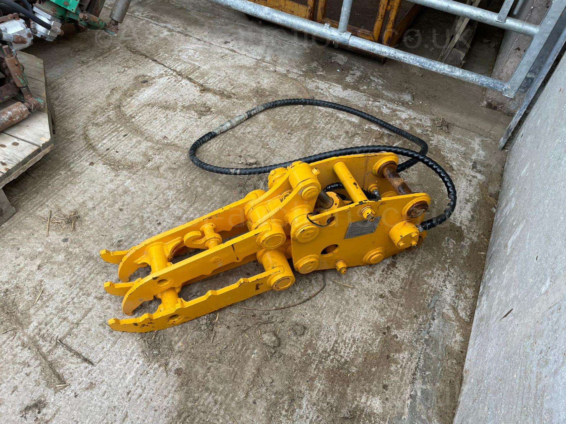 NEW AND UNUSED FINGER GRAB, HYDRAULIC DRIVEN, 35MM PINS *PLUS VAT* - Image 6 of 12