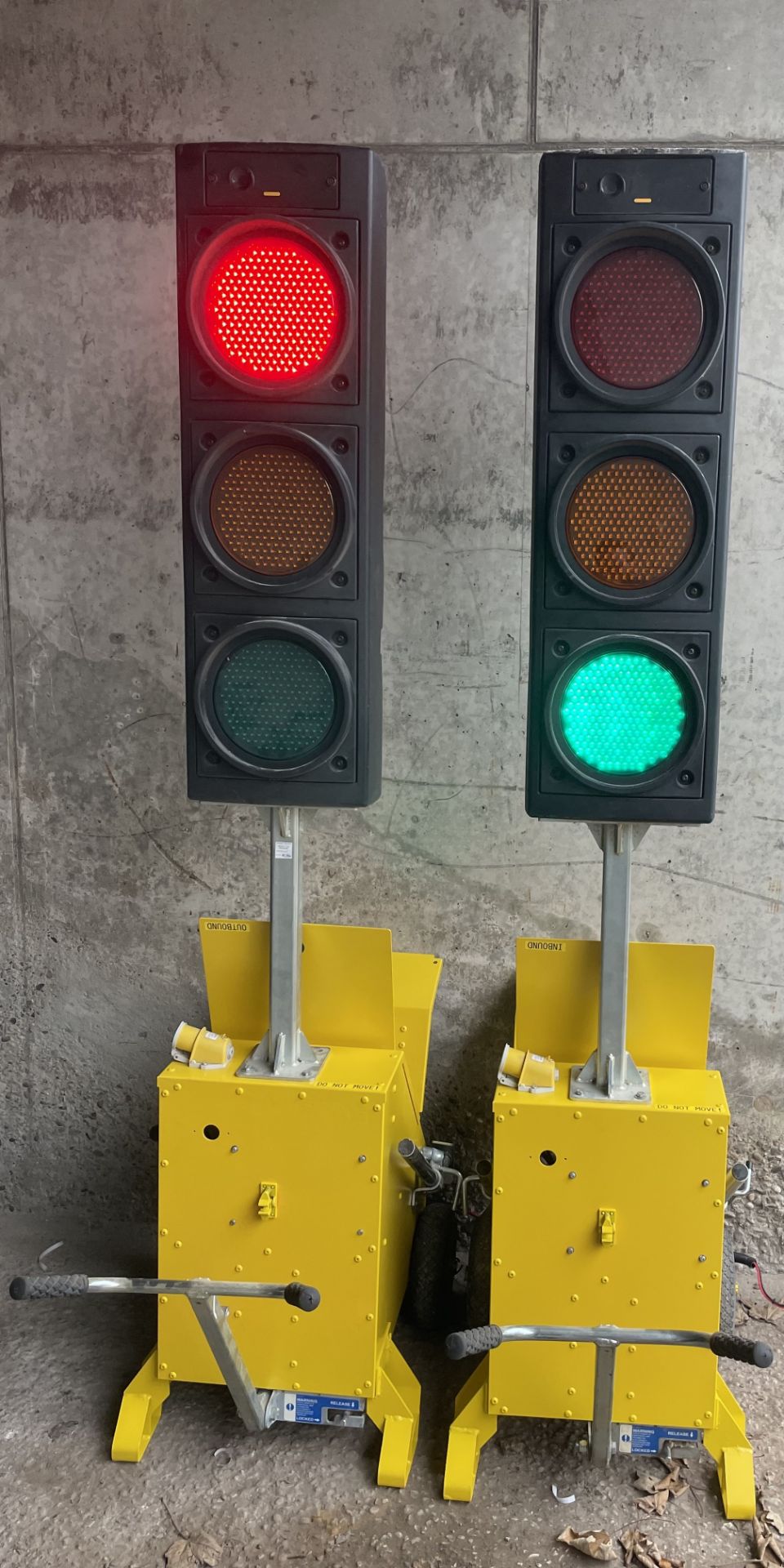 PIKE EVO PORTABLE T2 TRAFFIC LIGHTS, PAIR OF FULLY FUNCTIONING LIGTHS *PLUS VAT* - Image 4 of 11