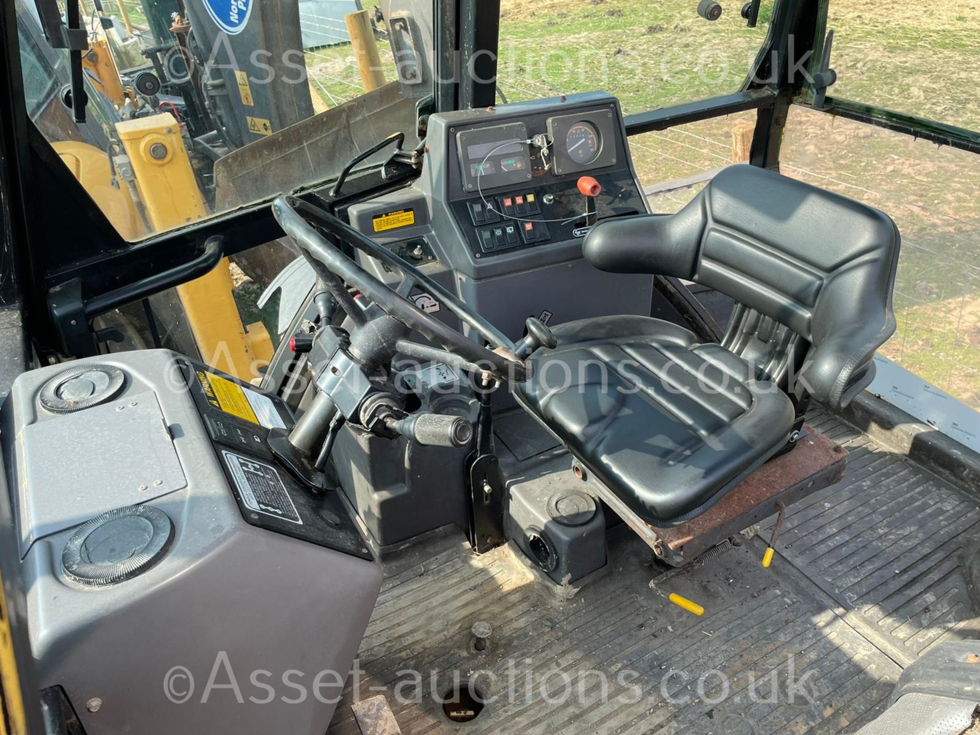 FORD 655D WHEEL DIGGER, RUNS DRIVES AND LIFTS, ROAD REGISTERED, FULLY GLASS CAB *PLUS VAT* - Image 25 of 28