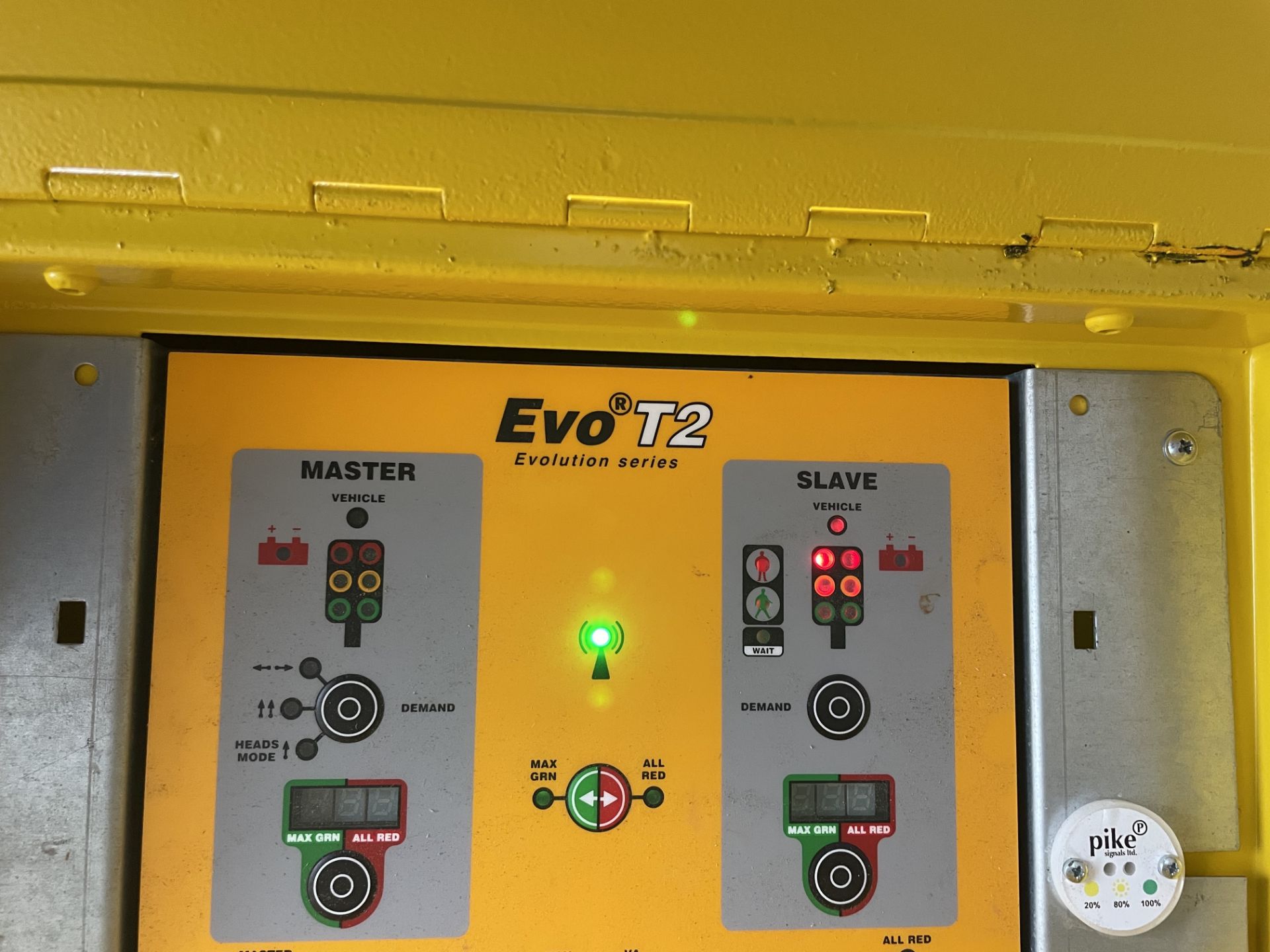 PIKE EVO PORTABLE T2 TRAFFIC LIGHTS, PAIR OF FULLY FUNCTIONING LIGTHS *PLUS VAT* - Image 7 of 11