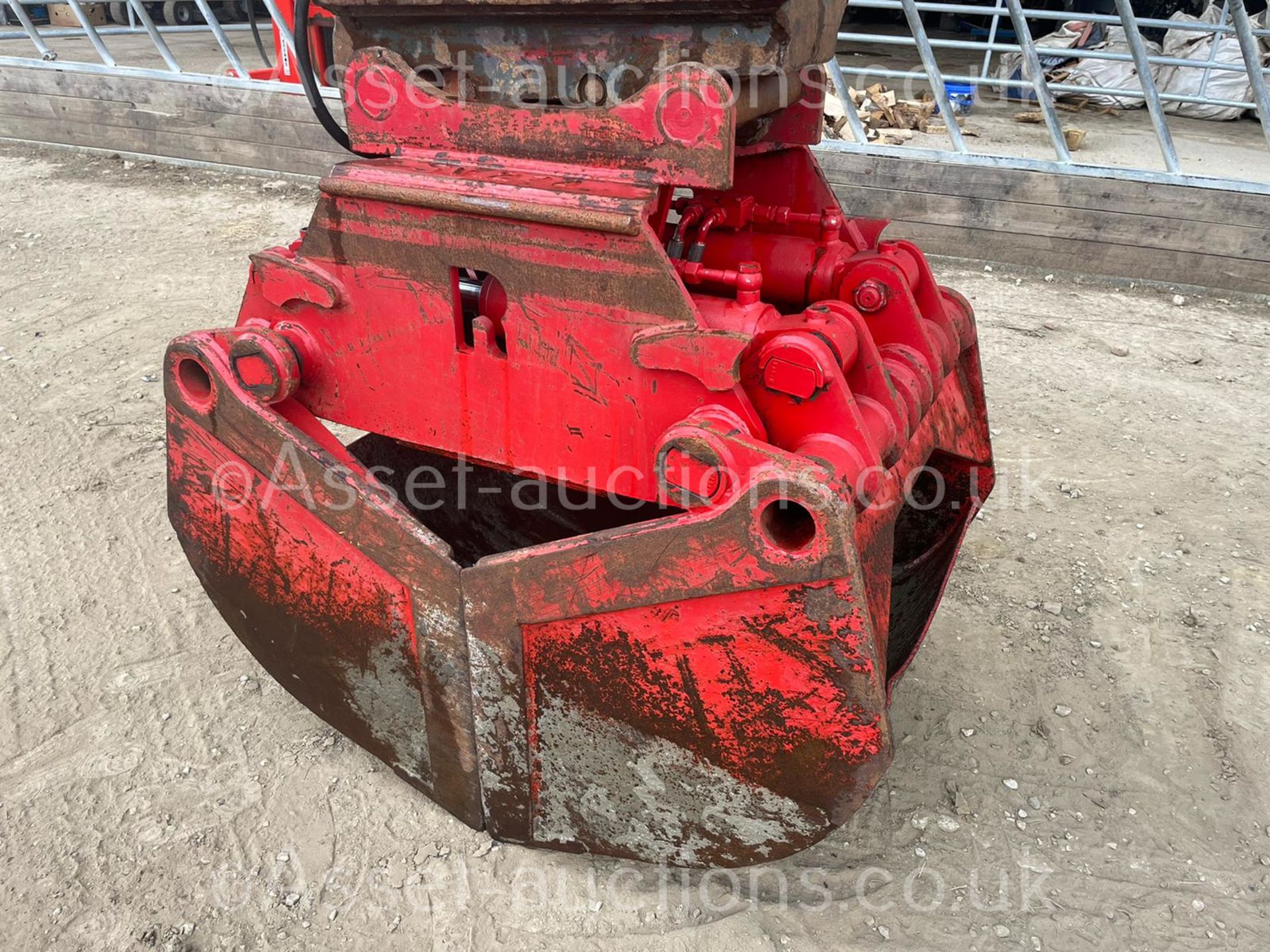 HYDRAULIC RED SHELL GRAB, SUITABLE FOR A LARGE EXCAVATOR, HYDRAULIC DRIVEN, 65mm PINS *PLUS VAT* - Image 3 of 16