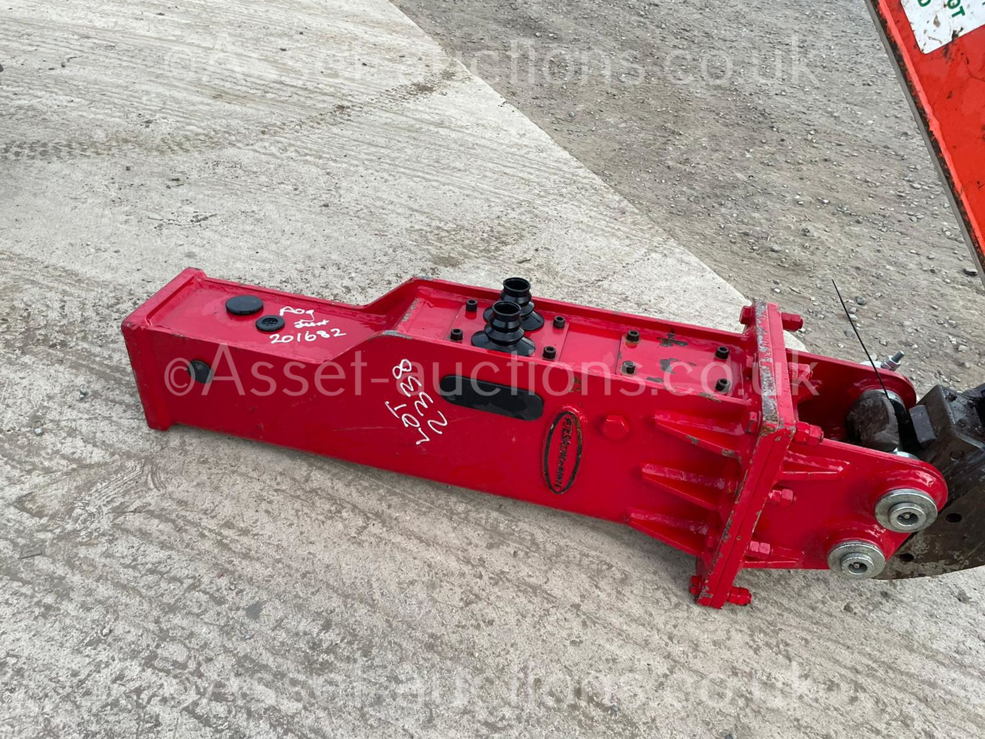 NEW AND UNUSED ES MANUFACTURING ESB00 ROCK BREAKER, CHISEL IS INCLUDED, 30MM PINS *PLUS VAT* - Image 5 of 10