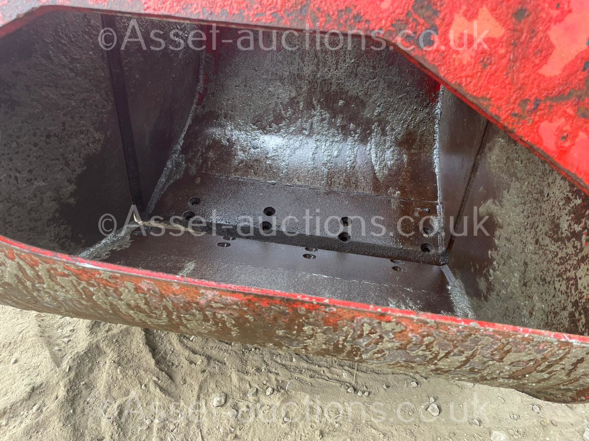 HYDRAULIC RED SHELL GRAB, SUITABLE FOR A LARGE EXCAVATOR, HYDRAULIC DRIVEN, 65mm PINS *PLUS VAT* - Image 13 of 16