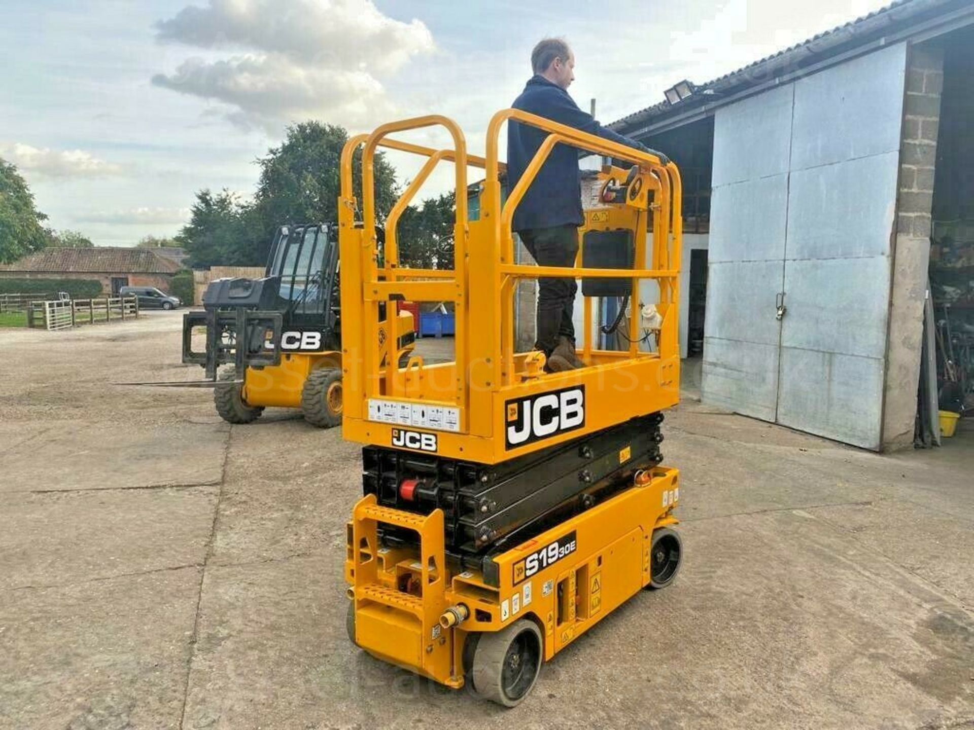 SCISSOR LIFT JCB S1930E ELECTRIC, PLATFORM HEIGHT 5.8m/ 19ft, ONLY 98.4 HOURS, YEAR 2018 *PLUS VAT* - Image 4 of 14