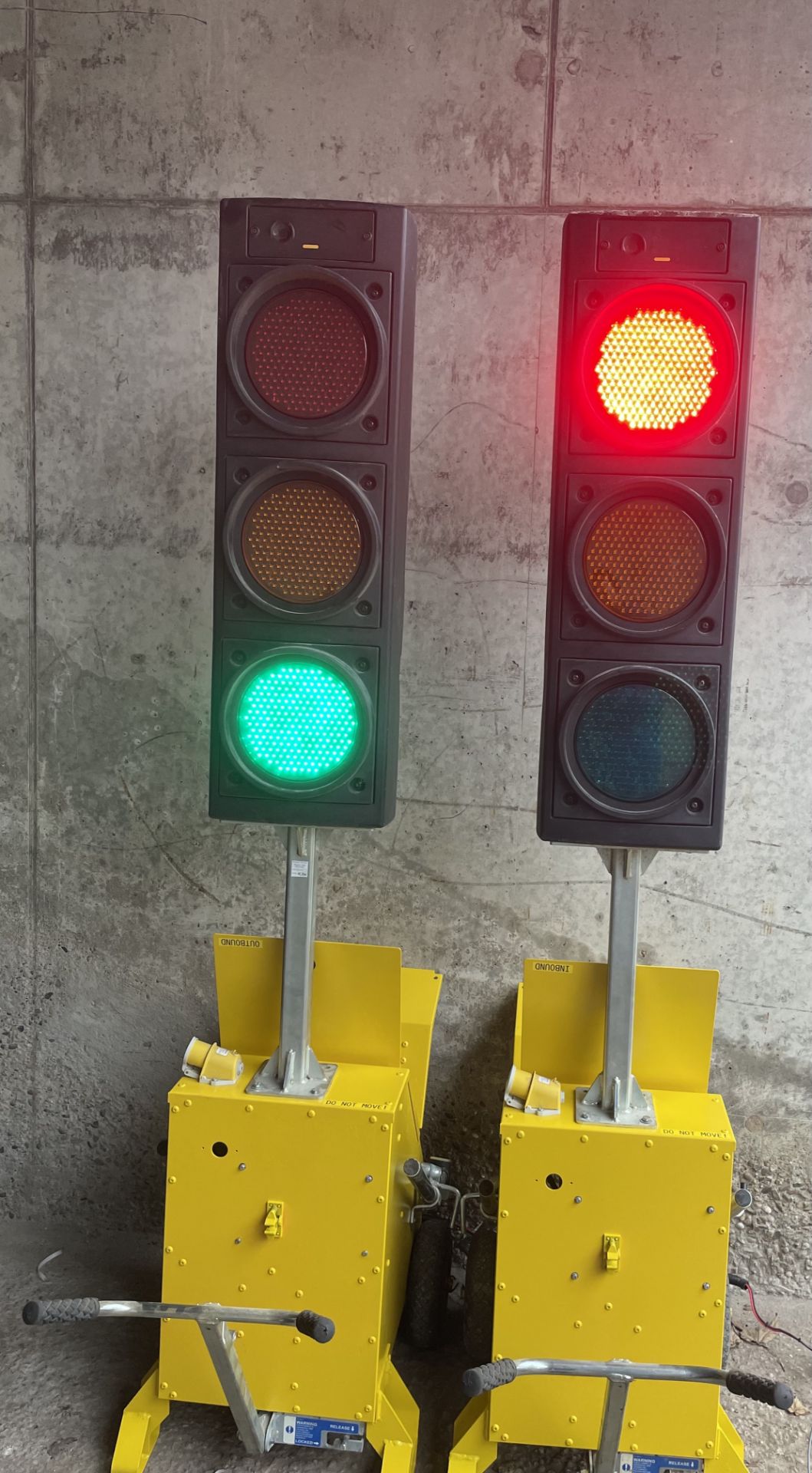 PIKE EVO PORTABLE T2 TRAFFIC LIGHTS, PAIR OF FULLY FUNCTIONING LIGTHS *PLUS VAT* - Image 3 of 11