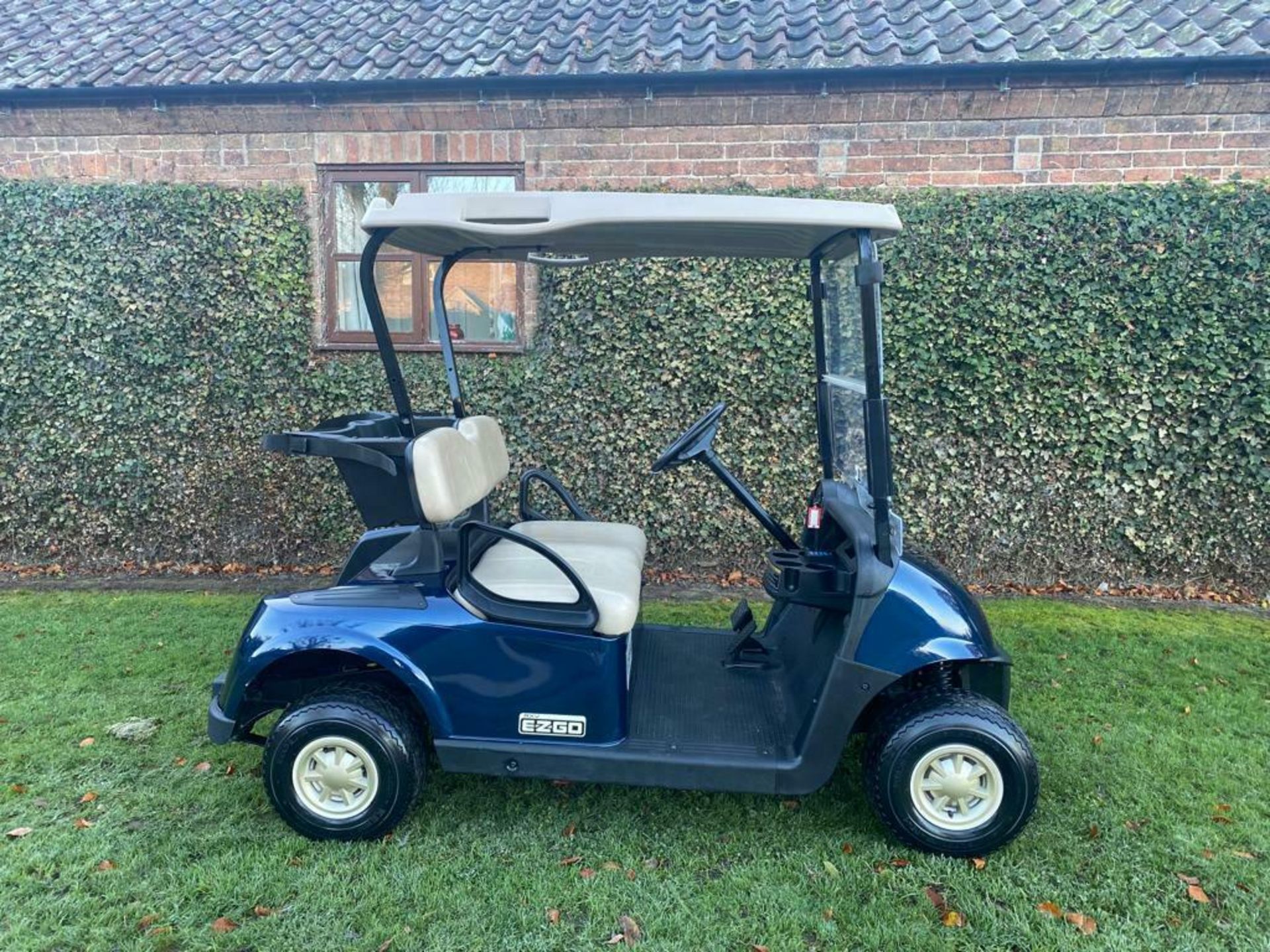 GOLF BUGGY EZGO 2 SEATER, YEAR 2017, EXCELLENT CONDITION, ON BOARD CHARGER *PLUS VAT* - Image 5 of 9