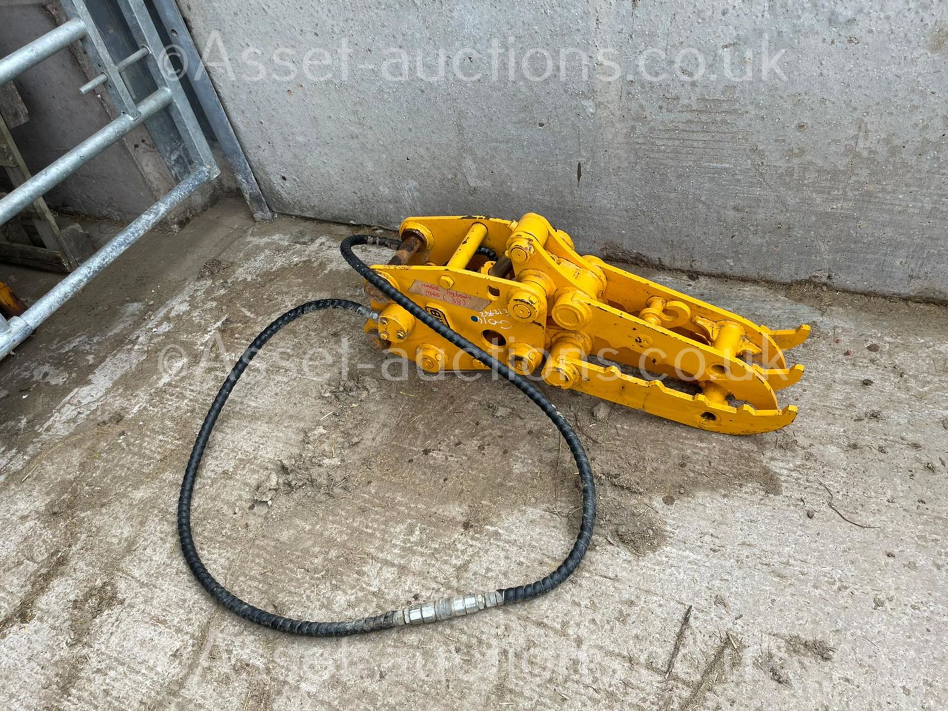 NEW AND UNUSED FINGER GRAB, HYDRAULIC DRIVEN, 35MM PINS *PLUS VAT* - Image 3 of 12