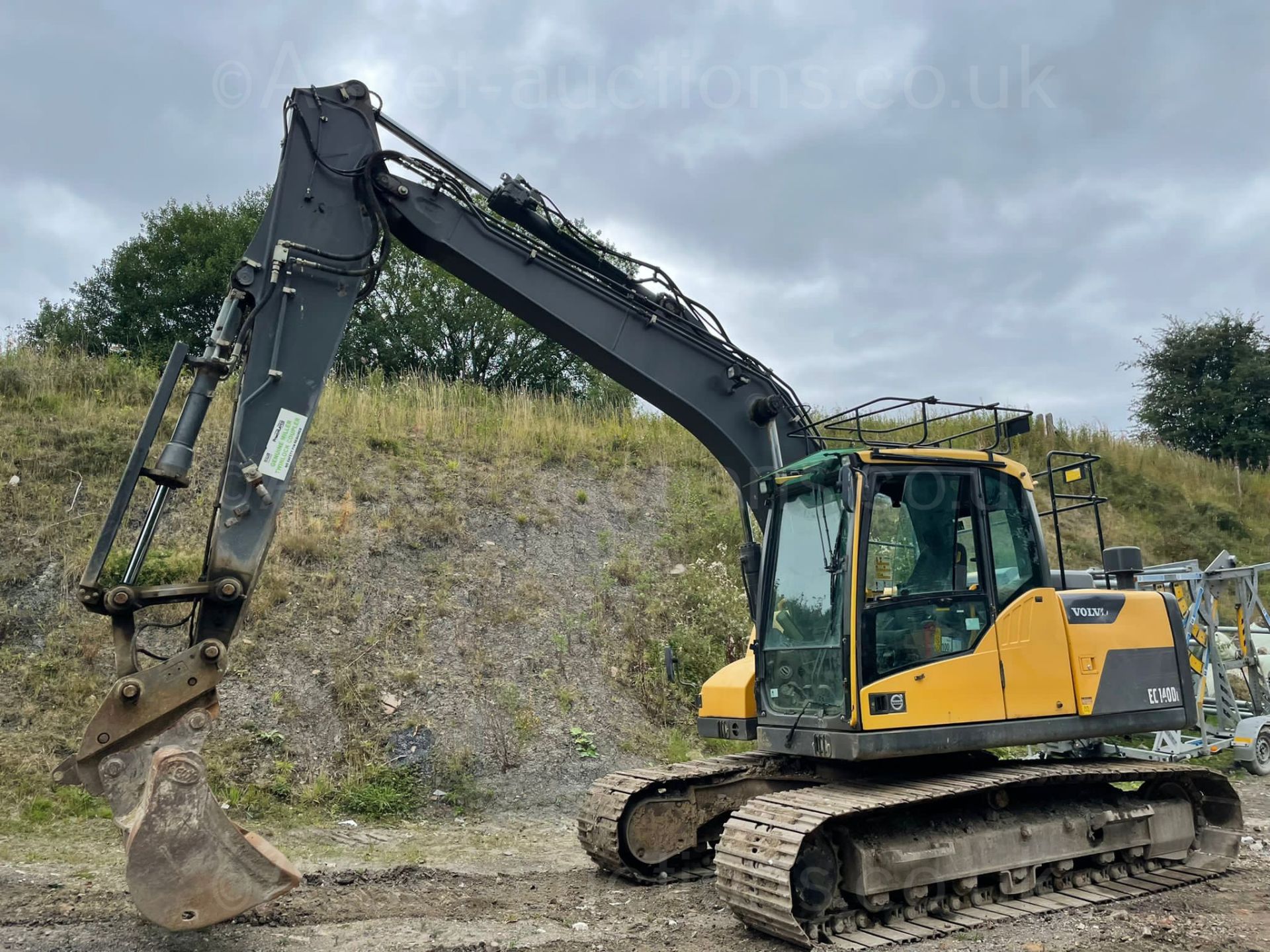 2014 VOLVO EC140DL 14 TON STEEL TRACKED EXCAVATOR, RUNS DRIVES AND DIGS, FULLY GLASS CAB *PLUS VAT* - Image 4 of 14