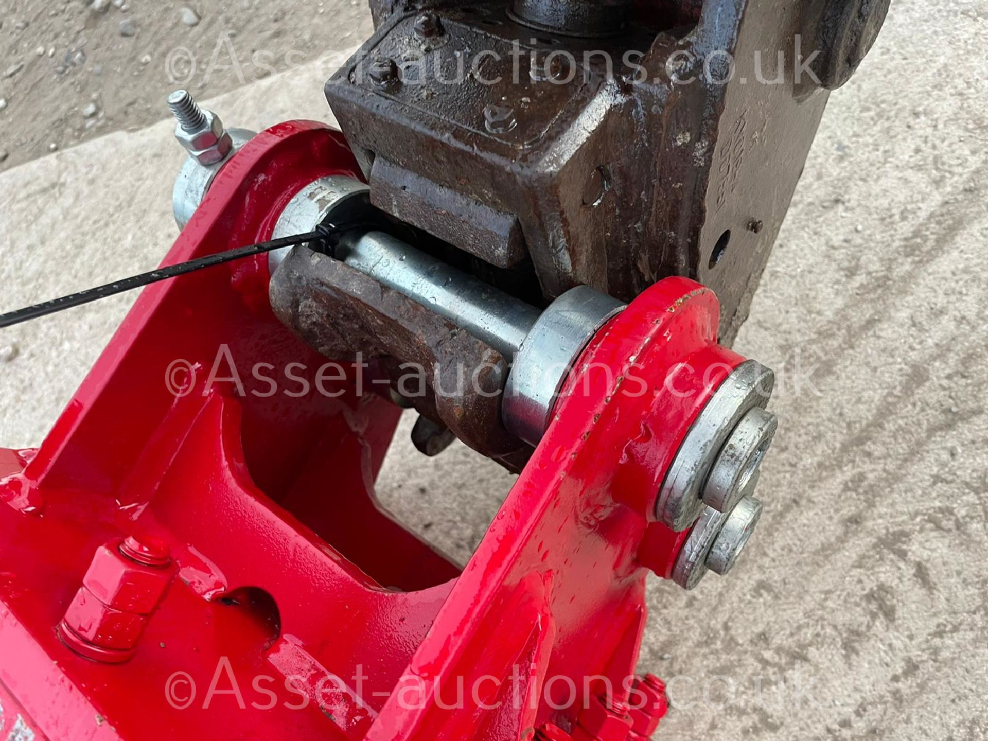 NEW AND UNUSED ES MANUFACTURING ESB00 ROCK BREAKER, CHISEL IS INCLUDED, 30MM PINS *PLUS VAT* - Image 3 of 10