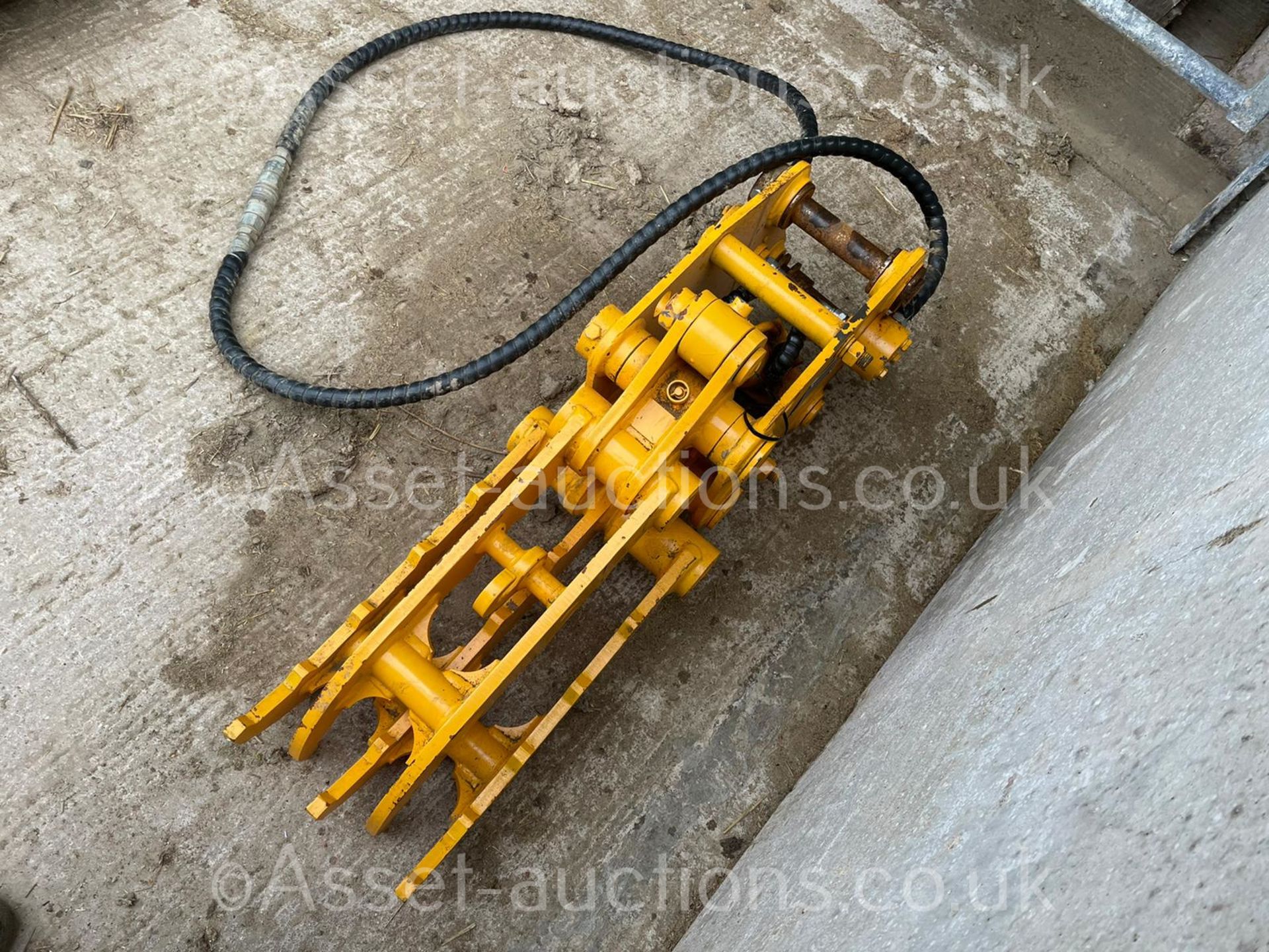 NEW AND UNUSED FINGER GRAB, HYDRAULIC DRIVEN, 35MM PINS *PLUS VAT* - Image 7 of 12