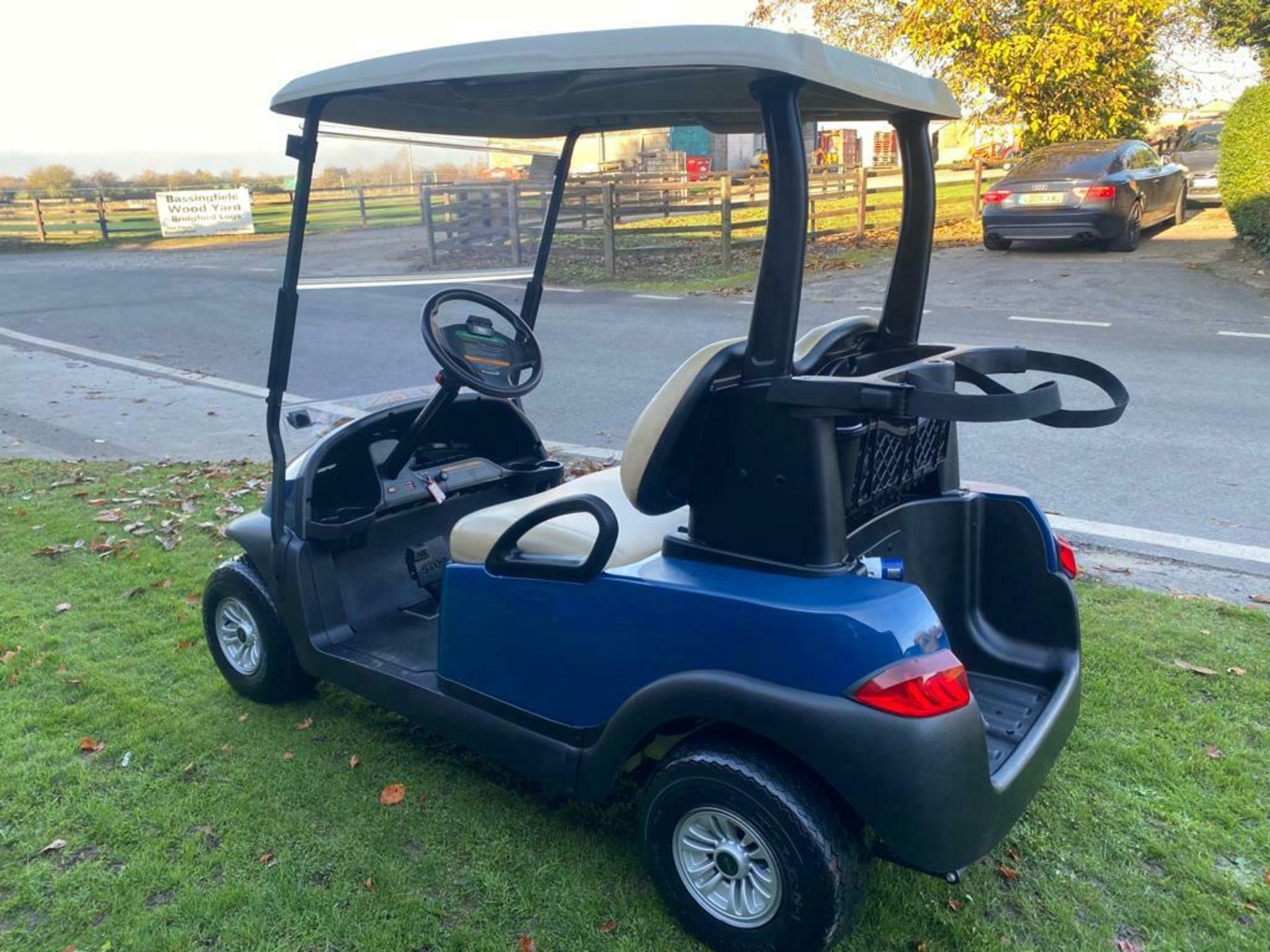 GOLF BUGGY EZGO 2 SEATER, YEAR 2017, EXCELLENT CONDITION, ON BOARD CHARGER *PLUS VAT* - Image 3 of 9