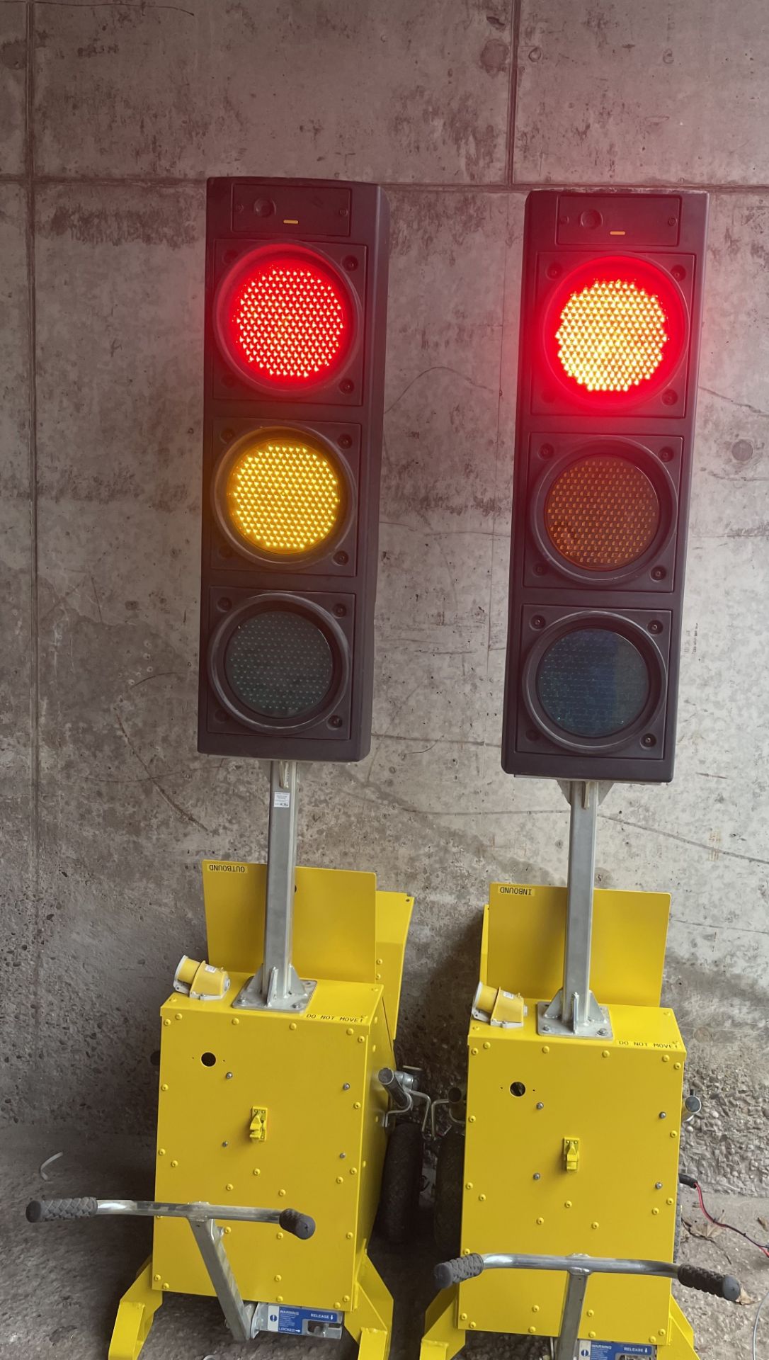 PIKE EVO PORTABLE T2 TRAFFIC LIGHTS, PAIR OF FULLY FUNCTIONING LIGTHS *PLUS VAT* - Image 2 of 11