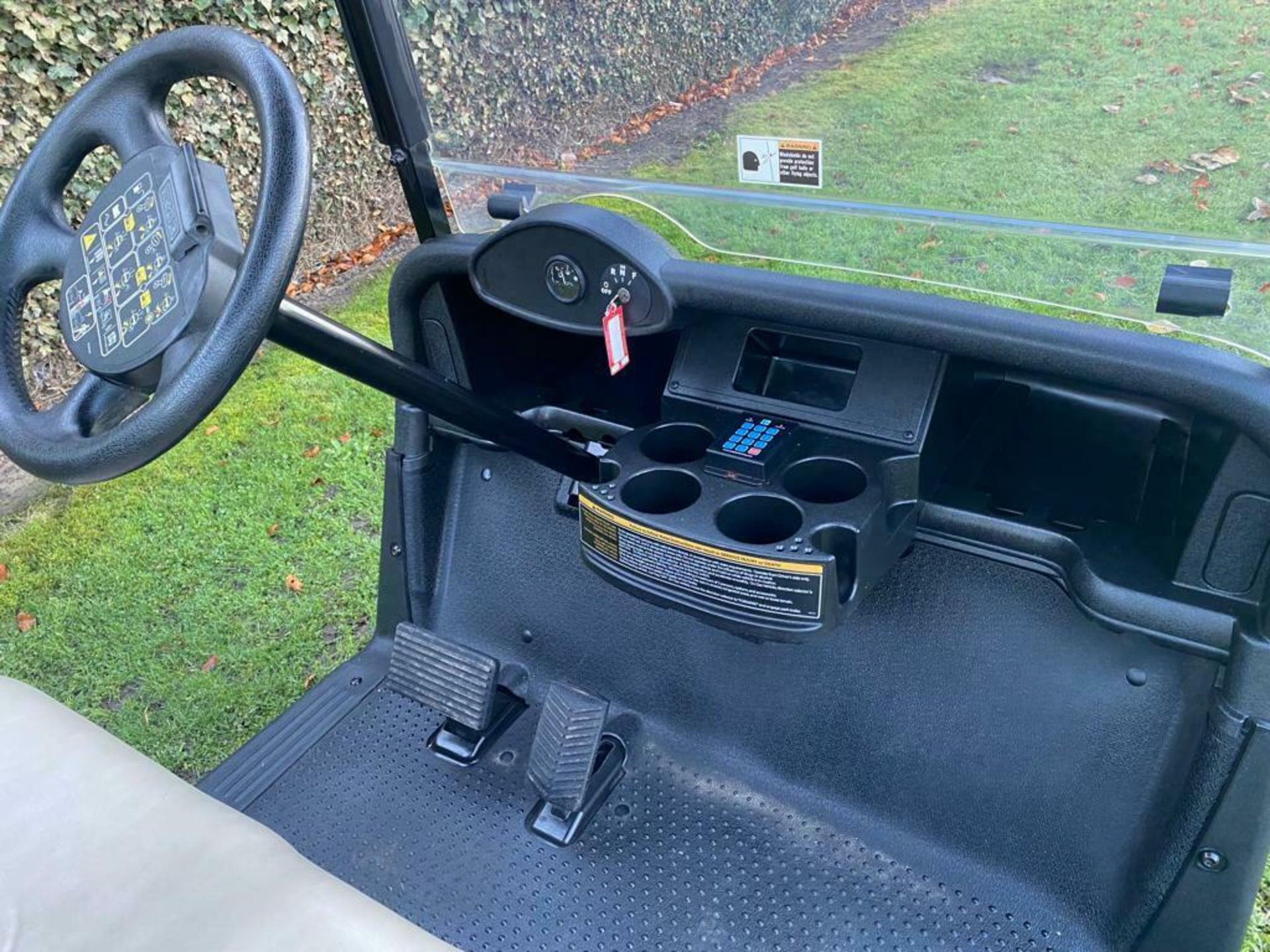 GOLF BUGGY EZGO 2 SEATER, YEAR 2017, EXCELLENT CONDITION, ON BOARD CHARGER *PLUS VAT* - Image 7 of 9