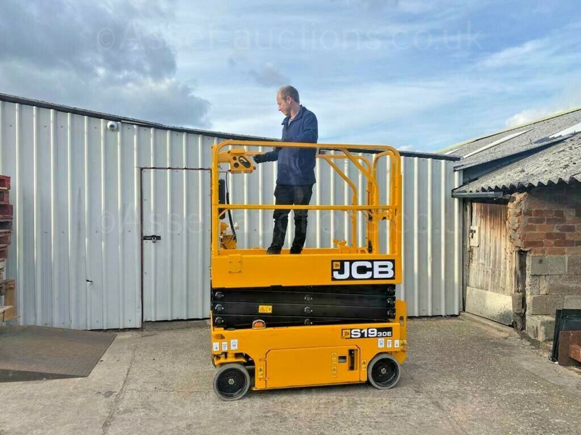SCISSOR LIFT JCB S1930E ELECTRIC, PLATFORM HEIGHT 5.8m/ 19ft, ONLY 98.4 HOURS, YEAR 2018 *PLUS VAT* - Image 2 of 14