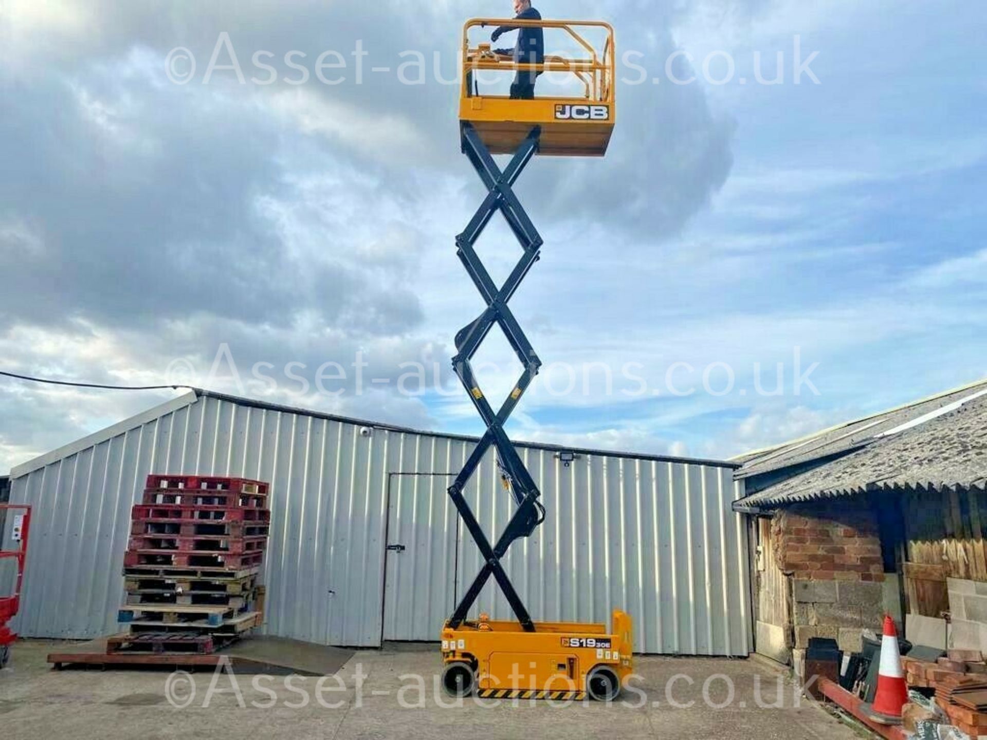 SCISSOR LIFT JCB S1930E ELECTRIC, PLATFORM HEIGHT 5.8m/ 19ft, ONLY 98.4 HOURS, YEAR 2018 *PLUS VAT* - Image 9 of 14