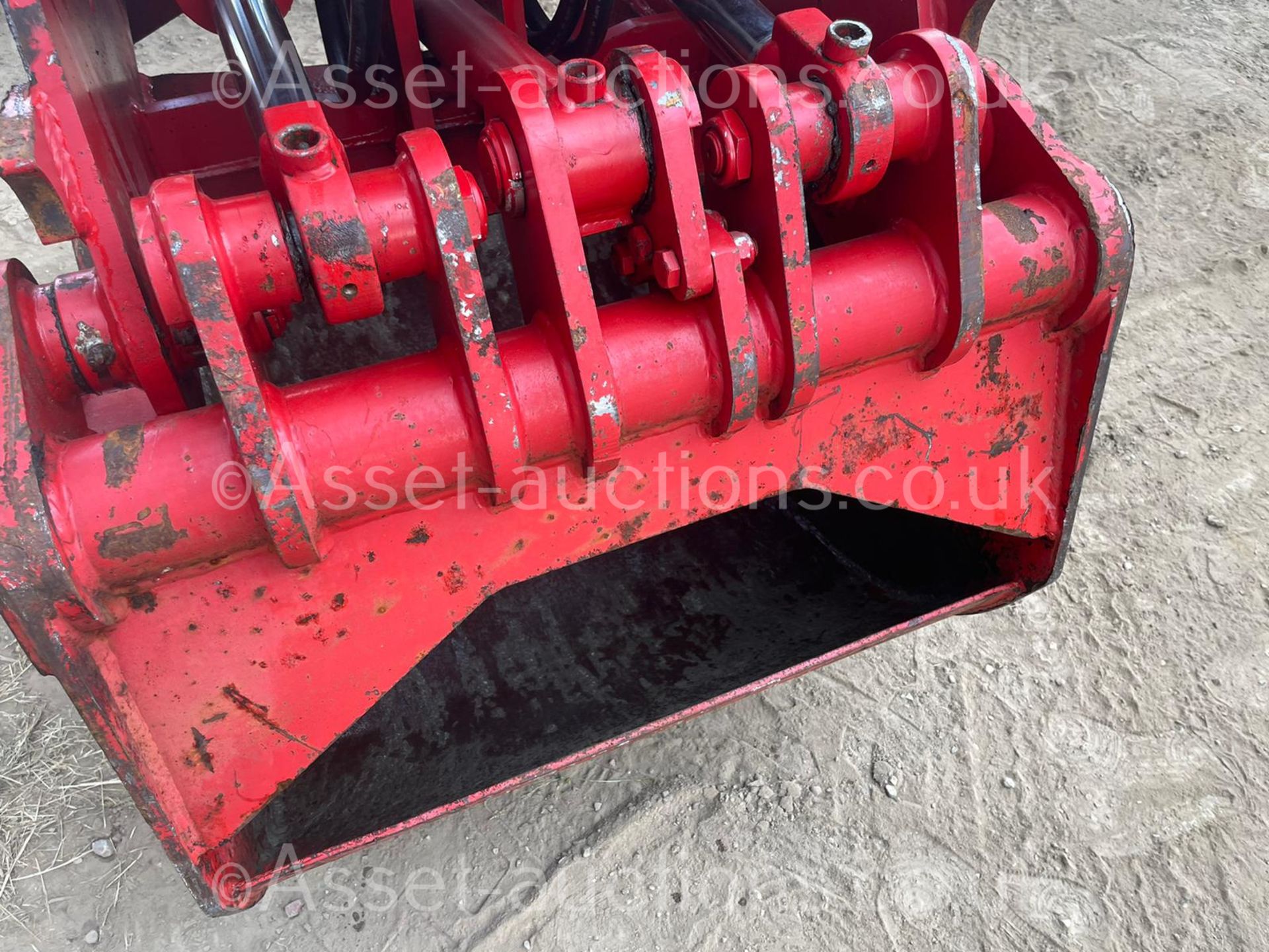 HYDRAULIC RED SHELL GRAB, SUITABLE FOR A LARGE EXCAVATOR, HYDRAULIC DRIVEN, 65mm PINS *PLUS VAT* - Image 9 of 16