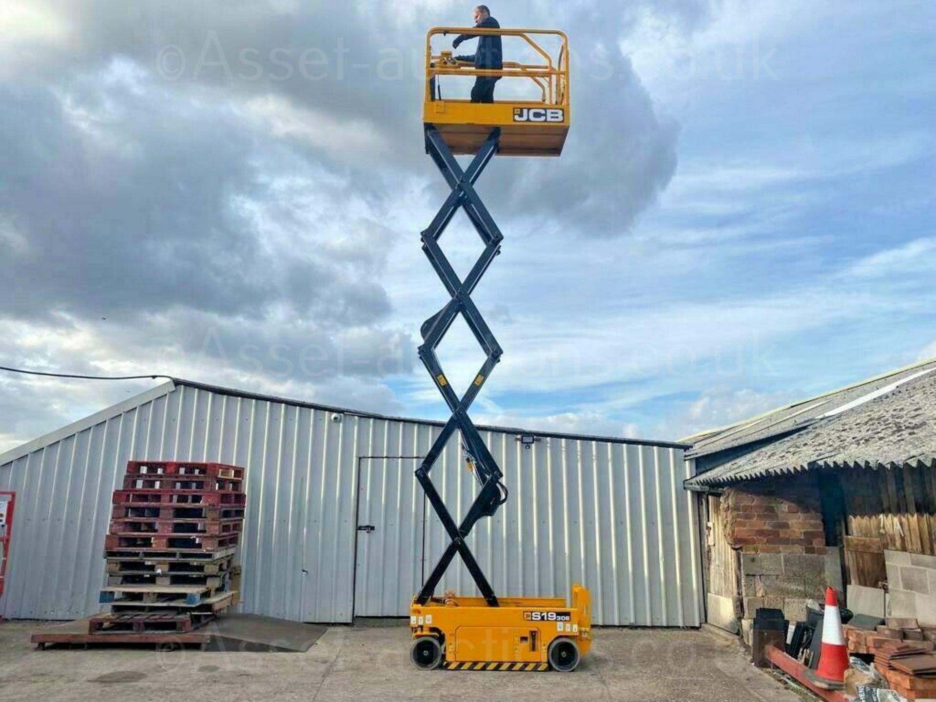 SCISSOR LIFT JCB S1930E ELECTRIC, PLATFORM HEIGHT 5.8m/ 19ft, ONLY 98.4 HOURS, YEAR 2018 *PLUS VAT* - Image 14 of 14