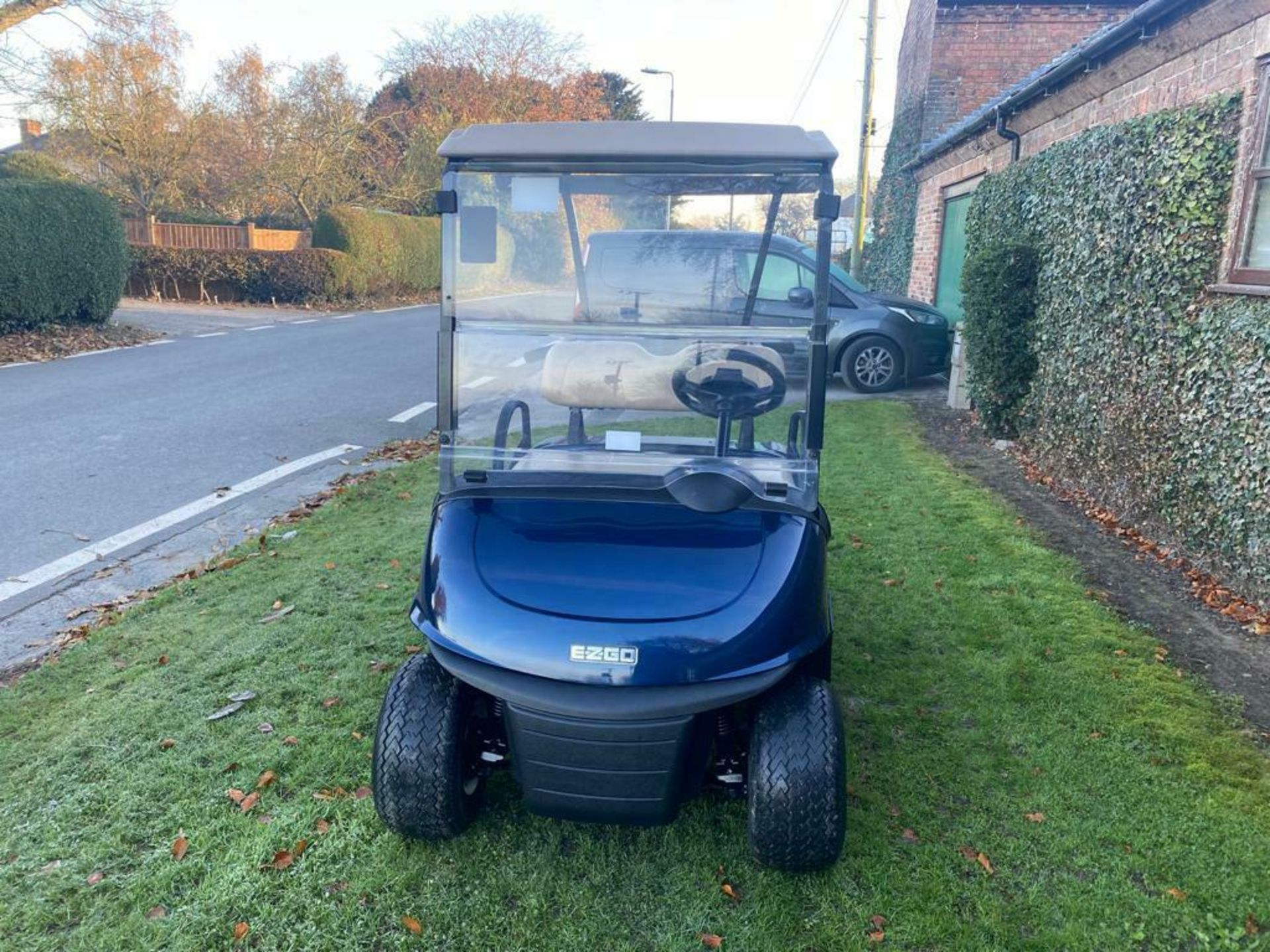 GOLF BUGGY EZGO 2 SEATER, YEAR 2017, EXCELLENT CONDITION, ON BOARD CHARGER *PLUS VAT* - Image 2 of 9