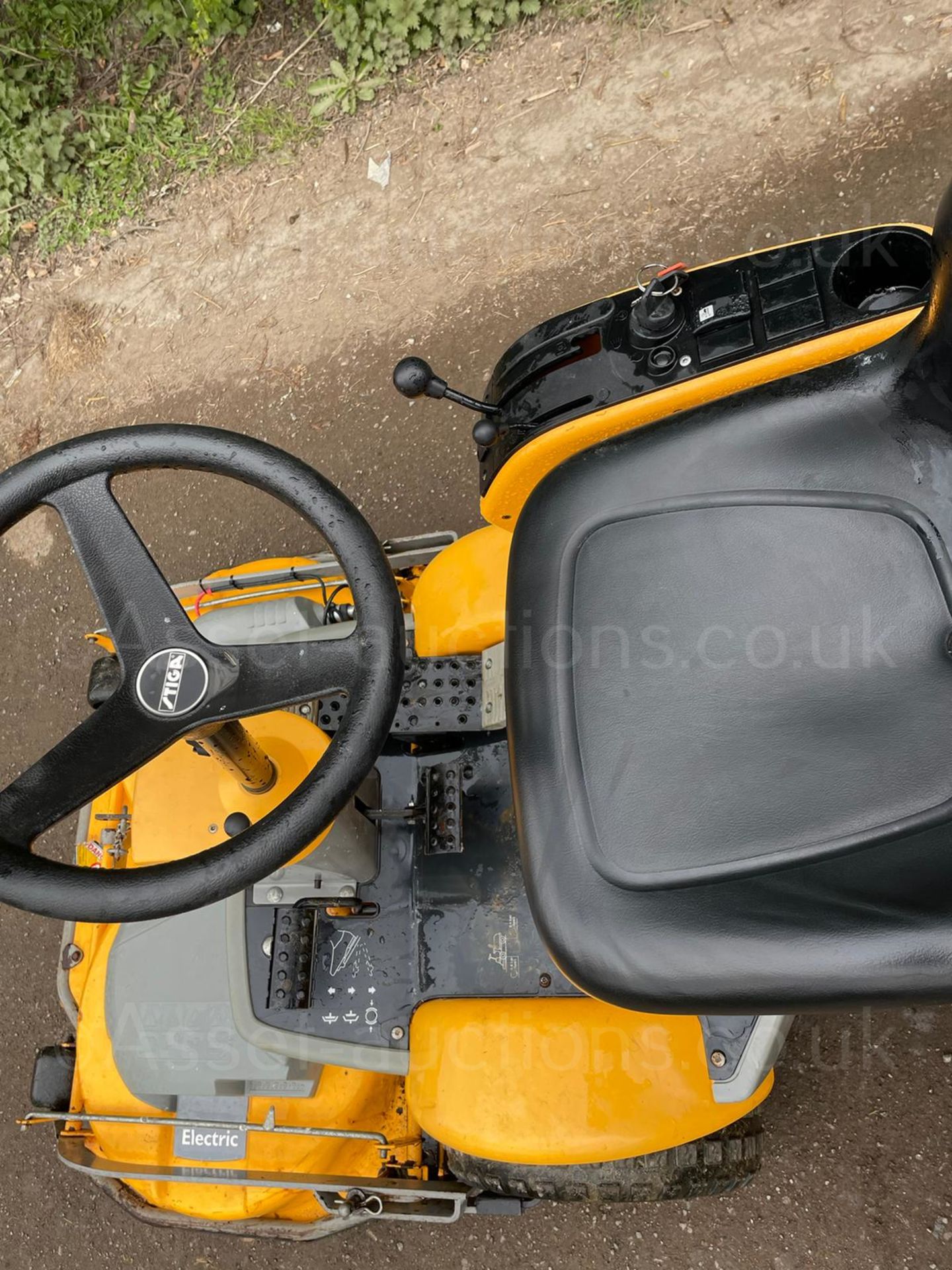 STIGA PARK COMFORT RIDE ON MOWER, RUNS DRIVES AND CUTS, 110CM DECK, HYDROSTATIC *NO VAT* - Image 6 of 9