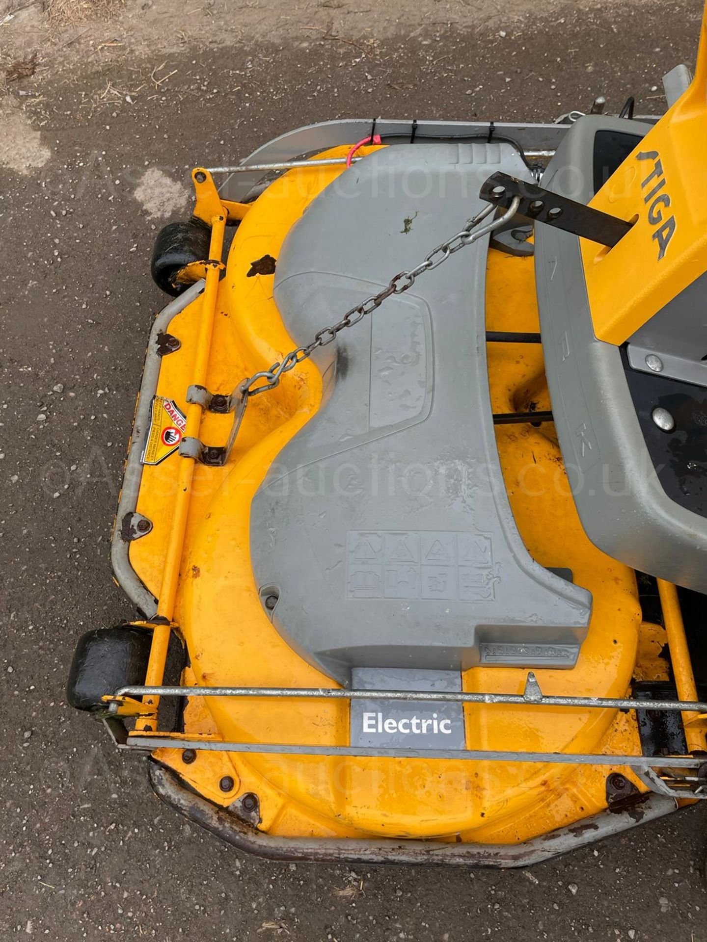 STIGA PARK COMFORT RIDE ON MOWER, RUNS DRIVES AND CUTS, 110CM DECK, HYDROSTATIC *NO VAT* - Image 7 of 9