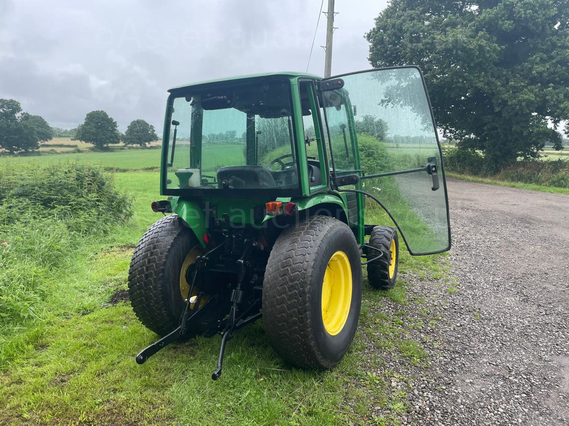 JOHN DEERE 4300 HST TRACTOR, RUNS AND DRIVES, CABBED, 32hp, ROAD KIT, HYDROSTATIC *PLUS VAT* - Image 5 of 13