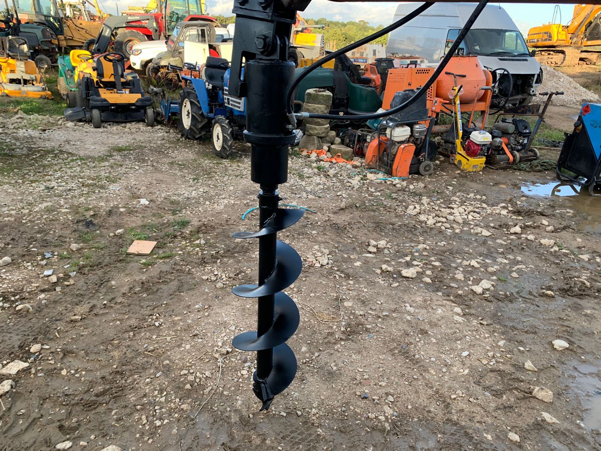 NEW AND UNUSED POSTHOLE BORER AND AUGER, HYDRAULIC DRIVEN, 25mm PINS, PIPES INCLUDED *PLUS VAT* - Image 2 of 5