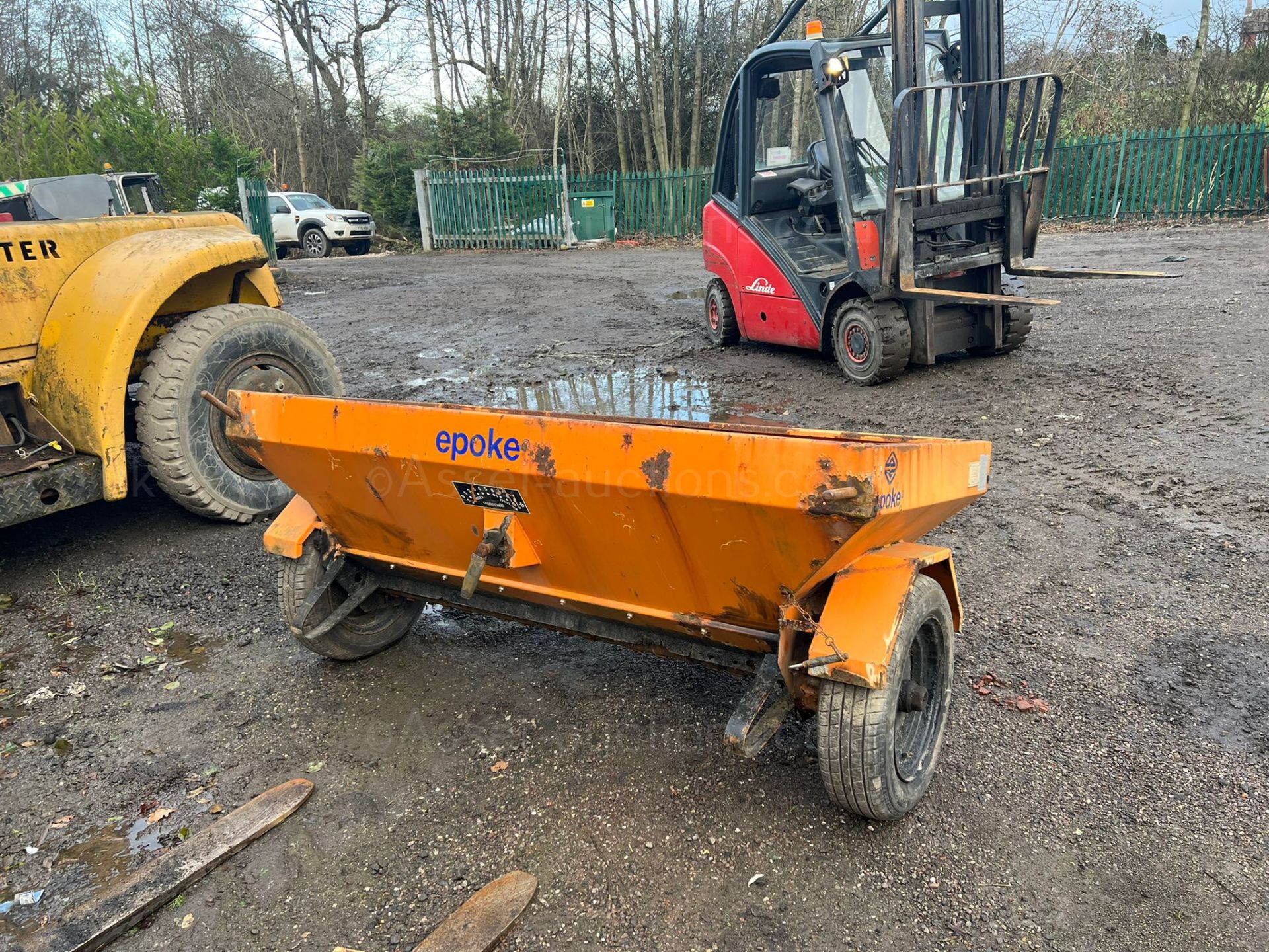 EPOKE ITM60 TRAILED GRITTER, WORKS OKAY, READY FOR THE SNOW *NO VAT* - Image 3 of 5