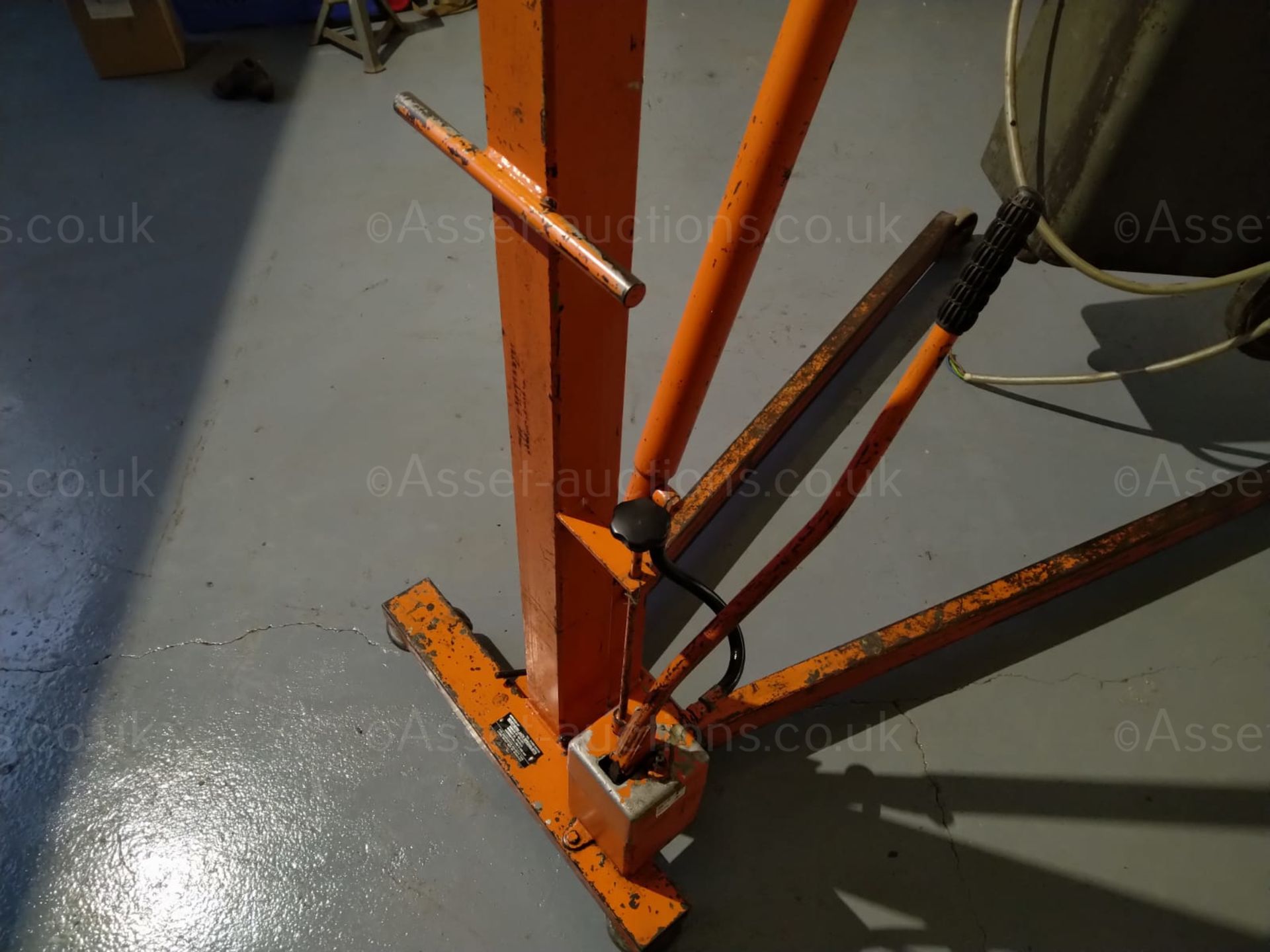 EFCO ENGINE CRANE, MODEL 750, ON CASTORS AND THE JIB IS TELSCOPIC *NO VAT* - Image 4 of 8