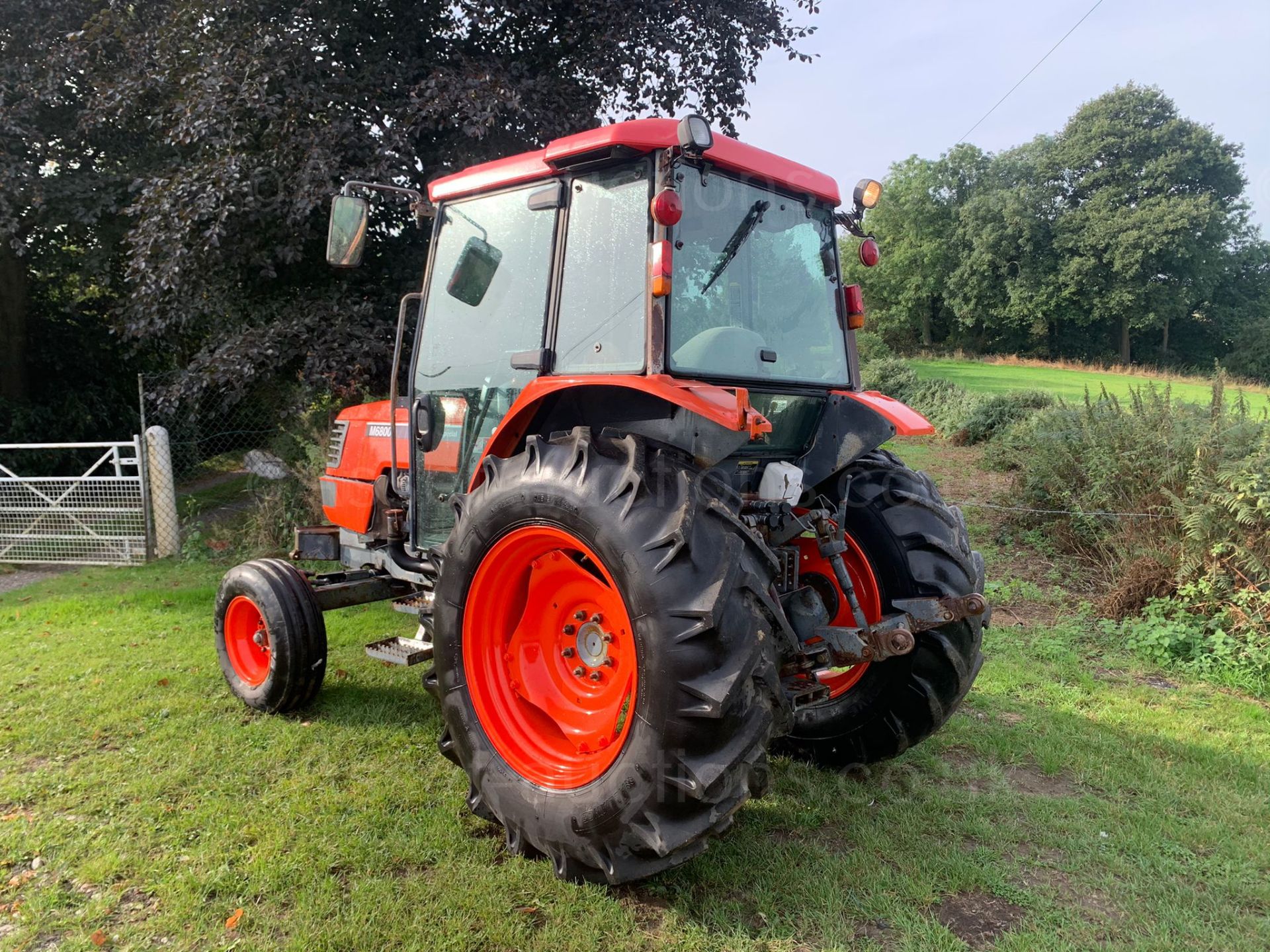 KUBOTA M6800 TRACTOR, RUNS DRIVES AND WORKS WELL, SHOWING A LOW 3414 HOURS *PLUS VAT* - Image 5 of 19