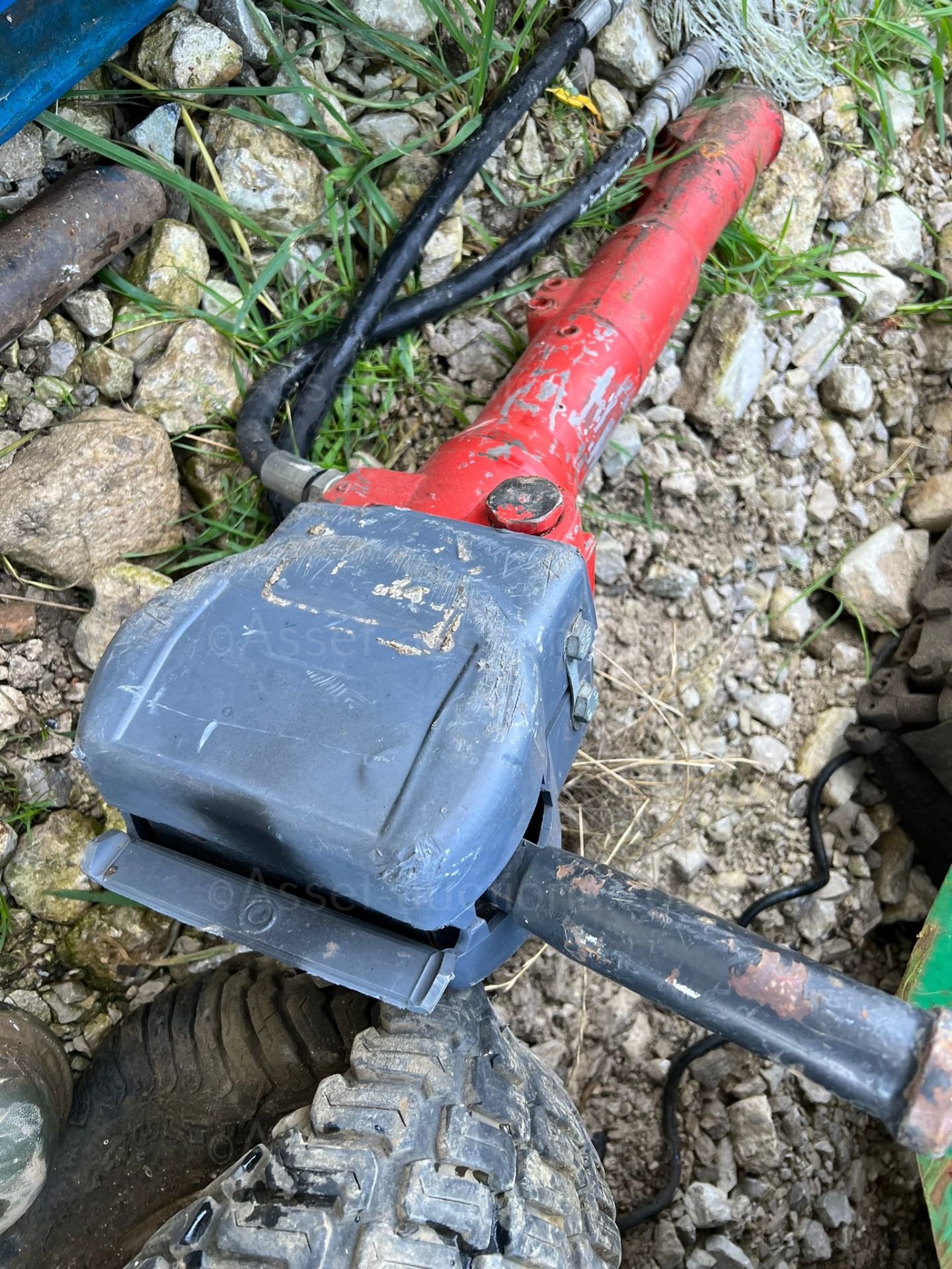 RED HYDRAULIC GUN WITH HOSES, NO CHISEL, BELIEVED TO BE WORKING *PLUS VAT* - Image 2 of 4