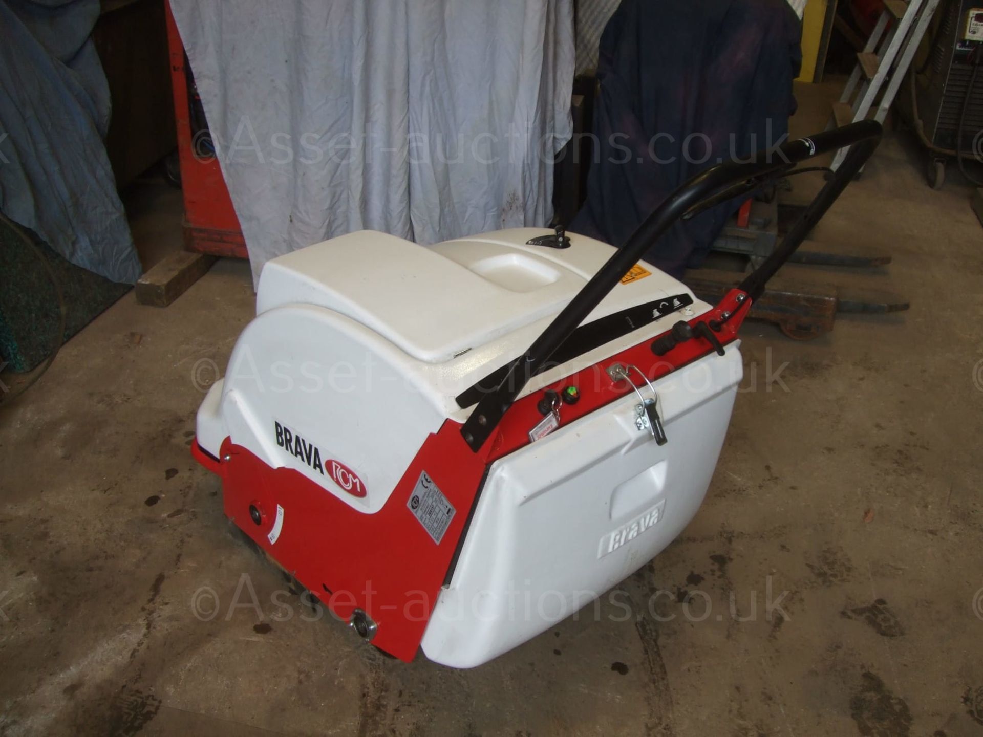 RCM BRAVA 800ET PEDESTRIAN BATTERY FLOOR SWEEPER, POWER DRIVEN, YEAR 2019 *PLUS VAT* - Image 3 of 6