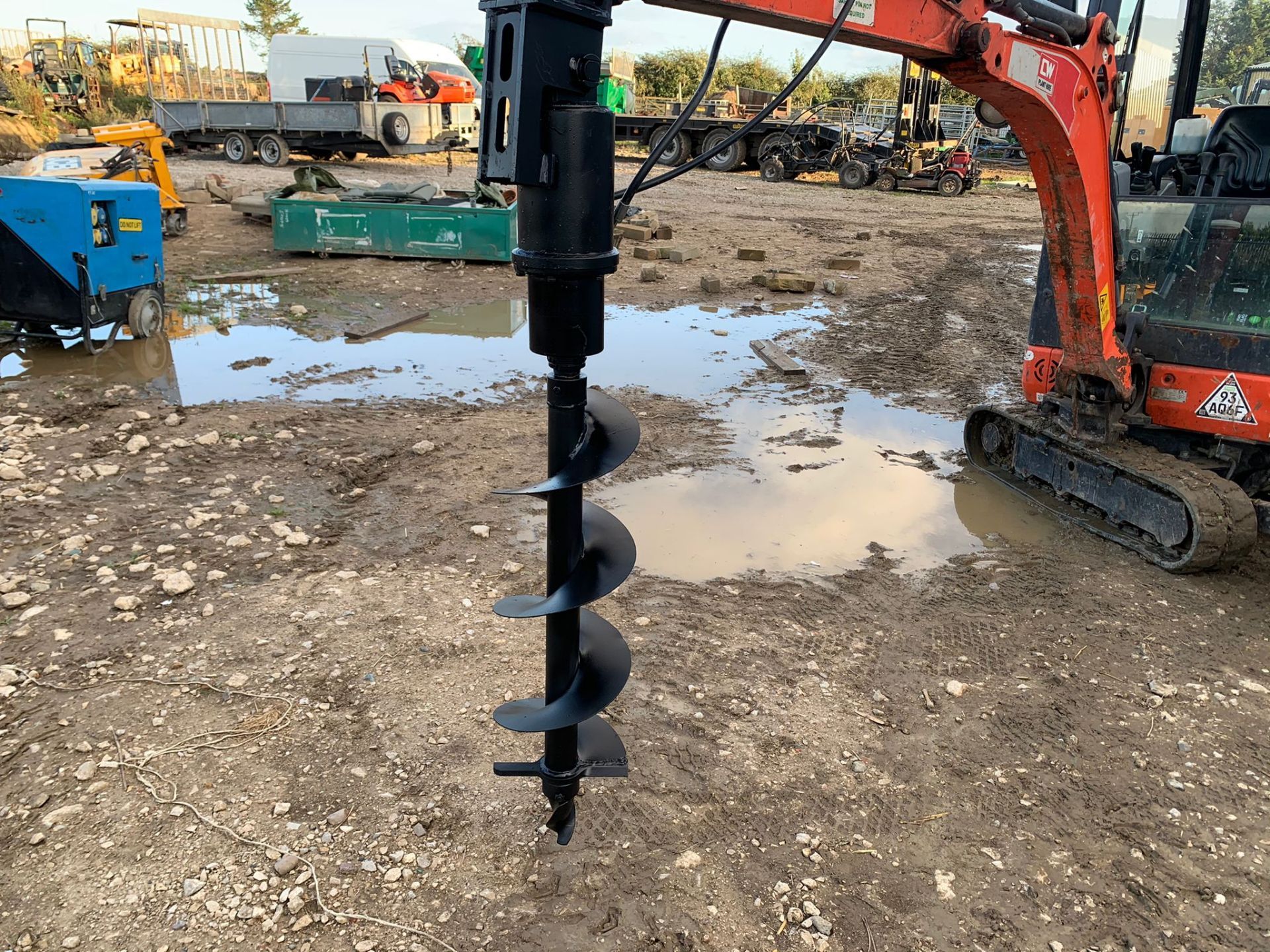 NEW AND UNUSED POSTHOLE BORER AND AUGER, HYDRAULIC DRIVEN, 25mm PINS, PIPES INCLUDED *PLUS VAT*