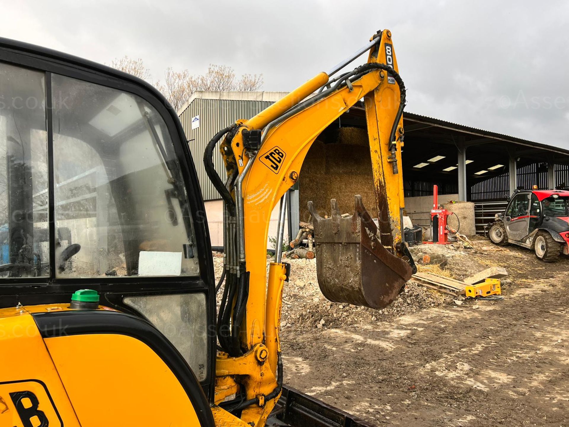 2003 JCB 803 PLUS 3 TON MINI DIGGER, RUNS DRIVES AND DIGS, FULLY CABBED, GOOD SET OF TRACKS - Image 8 of 15