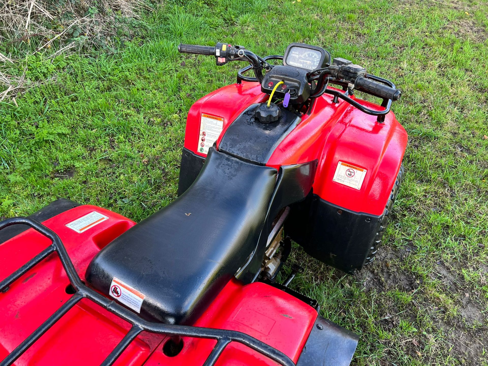 HONDA TRX250 FARM QUAD BIKE, RUNS AND DRIVES, SHOWING A LOW 171 HOURS *PLUS VAT* - Image 8 of 9