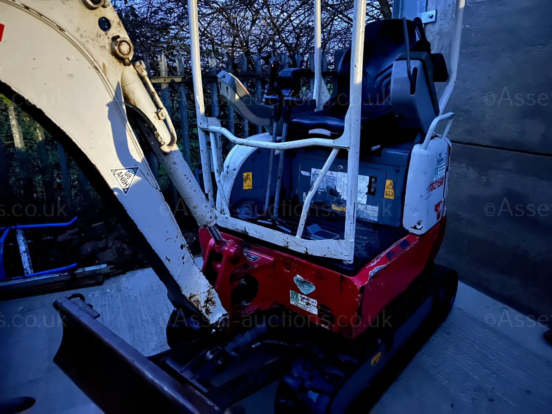 2015 TAKEUCHI TB215R 1.5 TON MINI DIGGER WITH 2020 ES MANUFACTURING ESB00 ROCK BREAKER *PLUS VAT* - Image 8 of 12