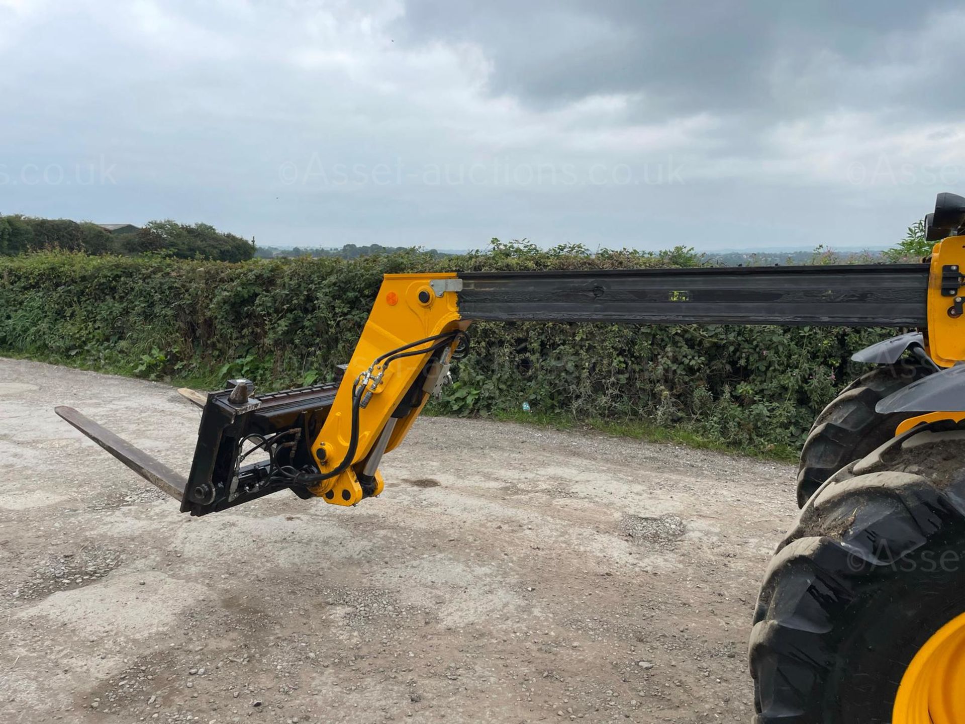 2019/69 JCB 526-56 AGRI PLUS TELEHANDLER, SHOWING A LOW AND GENUINE 750 HOURS *PLUS VAT* - Image 8 of 29