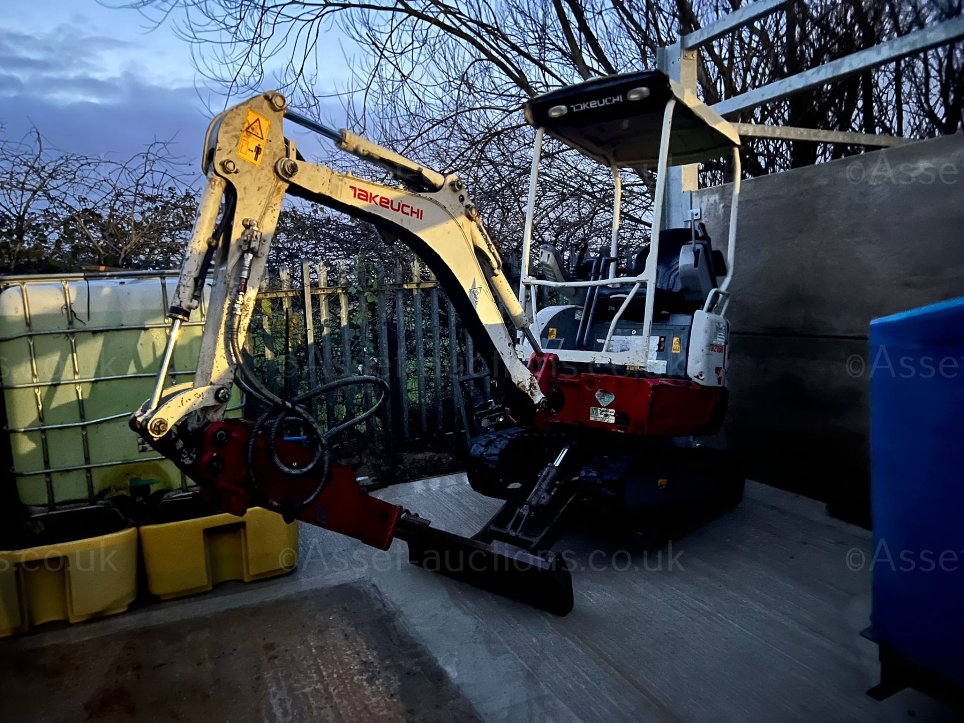 2015 TAKEUCHI TB215R 1.5 TON MINI DIGGER WITH 2020 ES MANUFACTURING ESB00 ROCK BREAKER *PLUS VAT* - Image 3 of 12