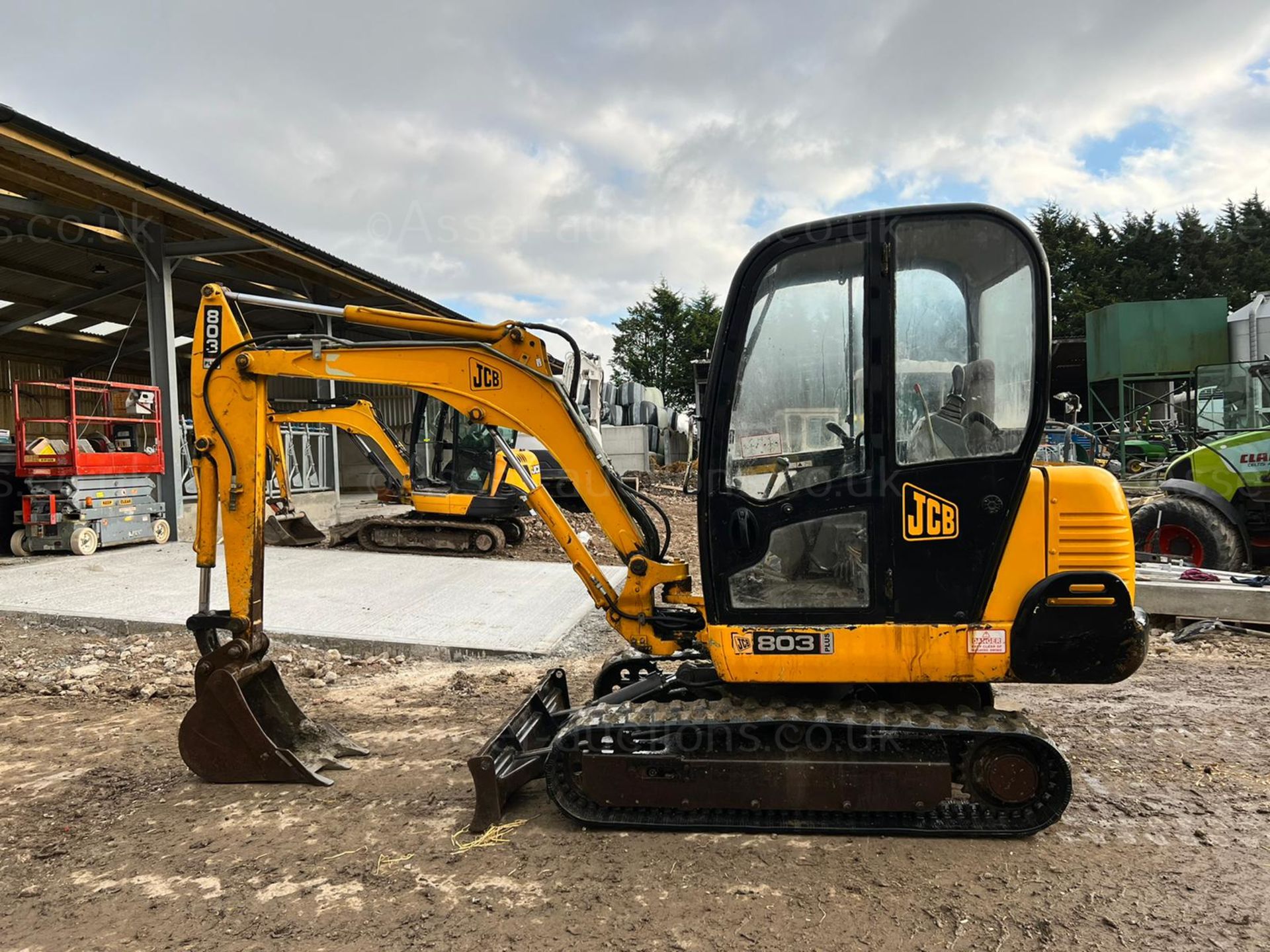 2003 JCB 803 PLUS 3 TON MINI DIGGER, RUNS DRIVES AND DIGS, FULLY CABBED, GOOD SET OF TRACKS - Image 7 of 15