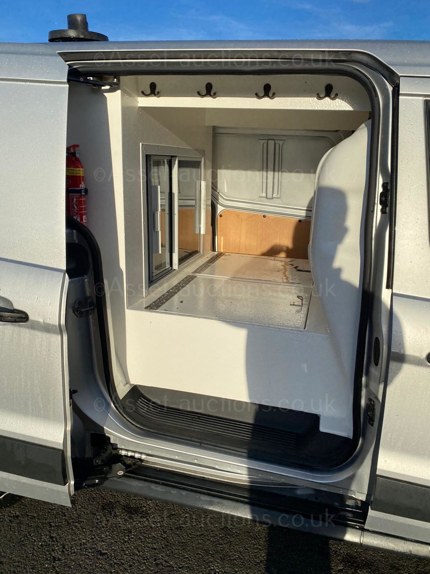 2014/64 FORD TRANSIT CONNECT 240 SILVER LWB DOG VAN, 73K MILES WITH FSH, 2 LARGE DOG CAGES *PLUS VAT - Image 9 of 10