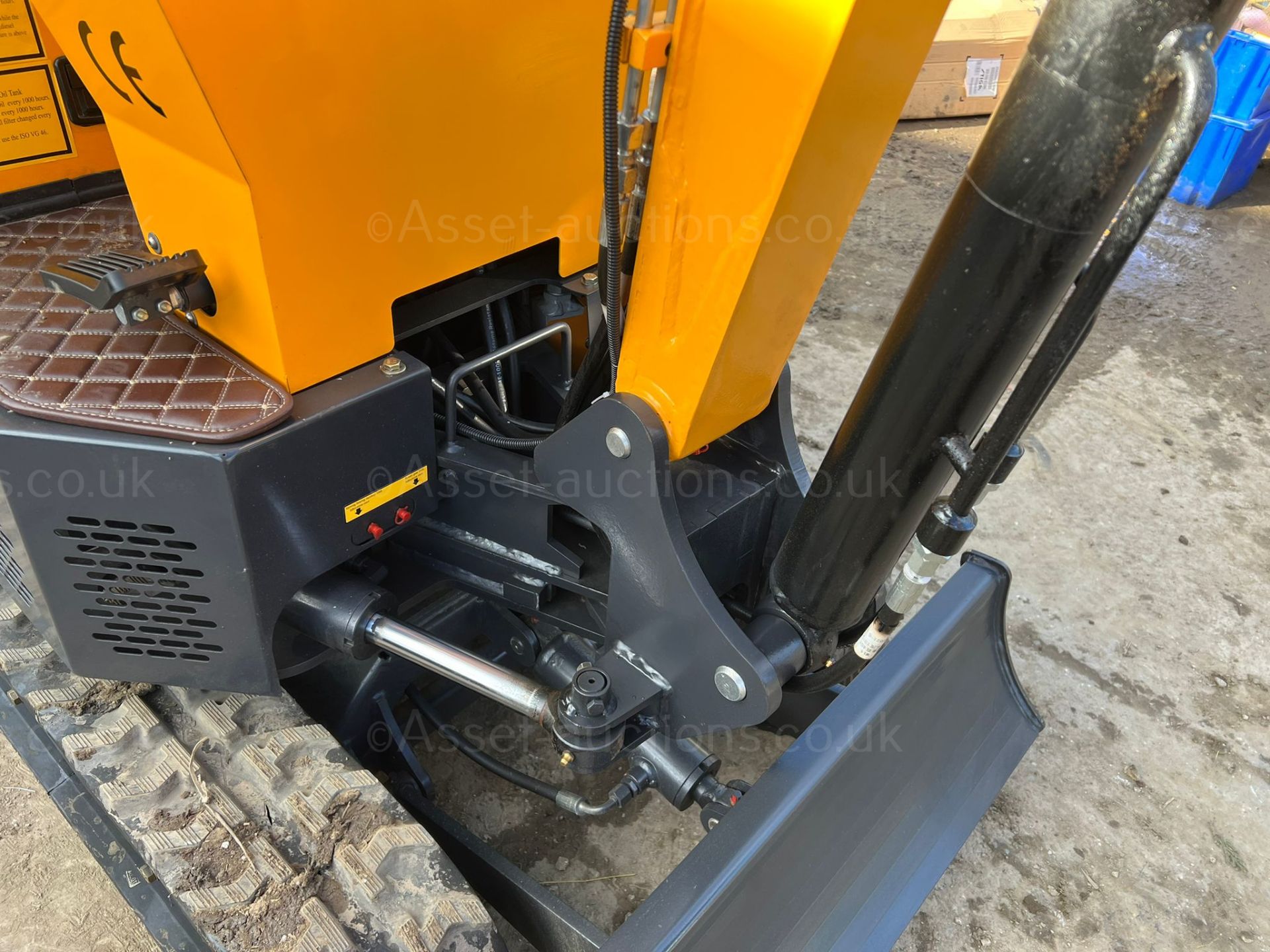 NEW AND UNUSED ATTACK AT10 1 TON DIESEL MINI DIGGER, RUNS DRIVES AND DIGS, CANOPY *PLUS VAT* - Image 11 of 14