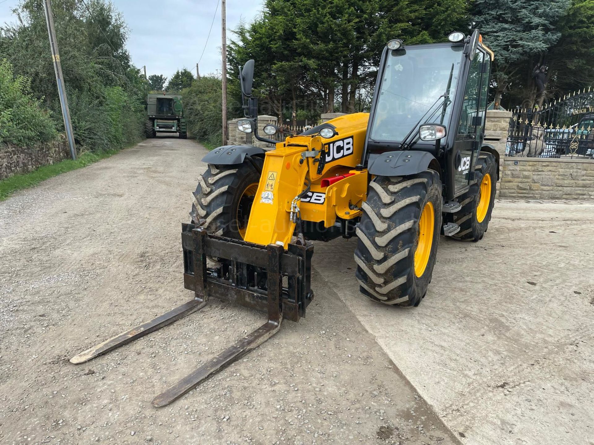 2019/69 JCB 526-56 AGRI PLUS TELEHANDLER, SHOWING A LOW AND GENUINE 750 HOURS *PLUS VAT* - Image 7 of 29