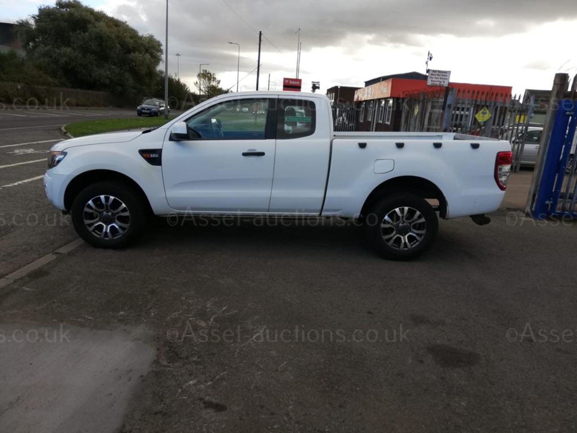 FORD RANGER XL 4X4 TDCI WHITE PICK UP, 2.2 DIESEL, 157K MILES, ALLOY WHEELS, AIR CON *PLUS VAT* - Image 4 of 9